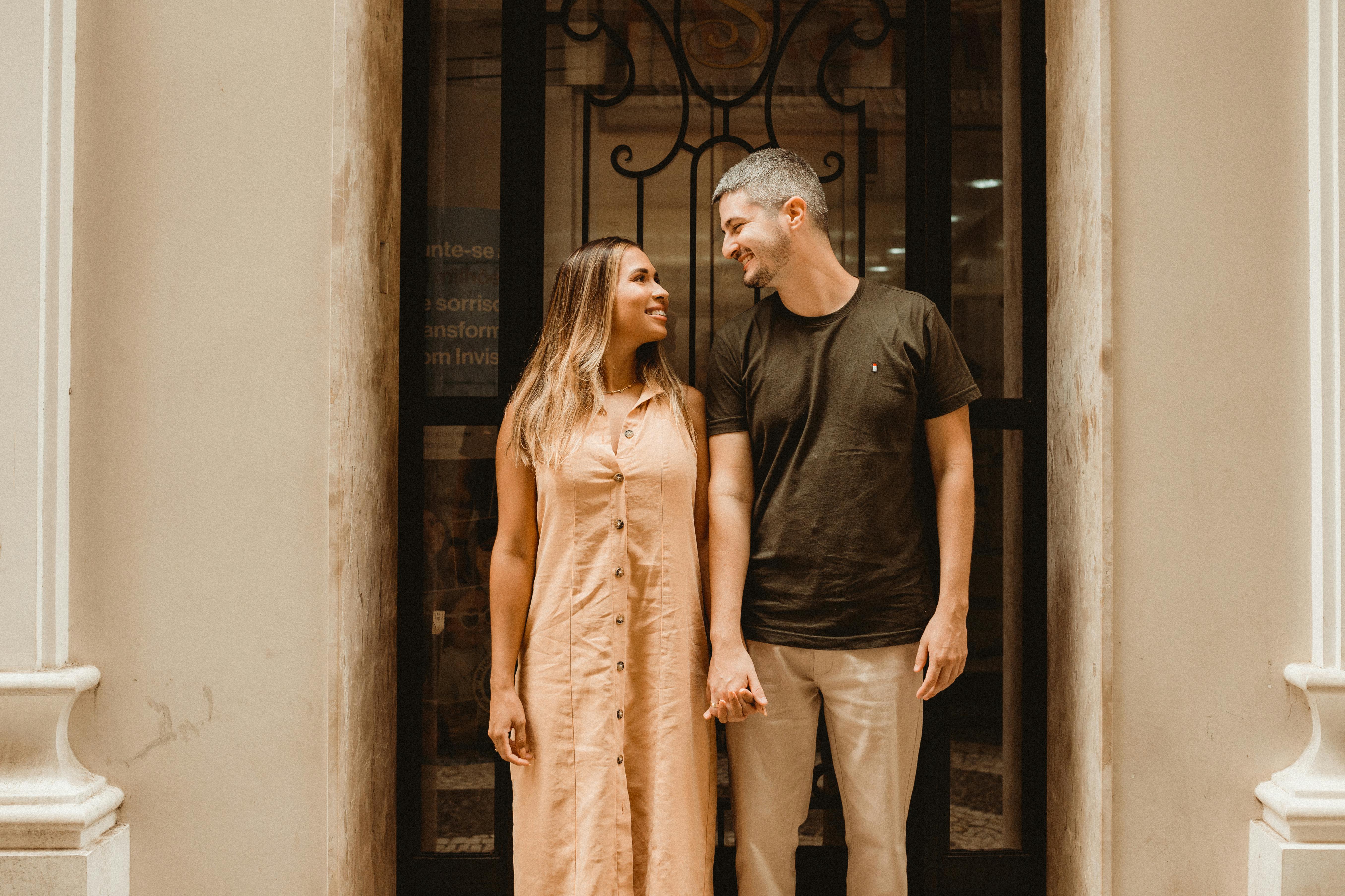 Una pareja cogida de la mano mientras se mira | Fuente: Pexels