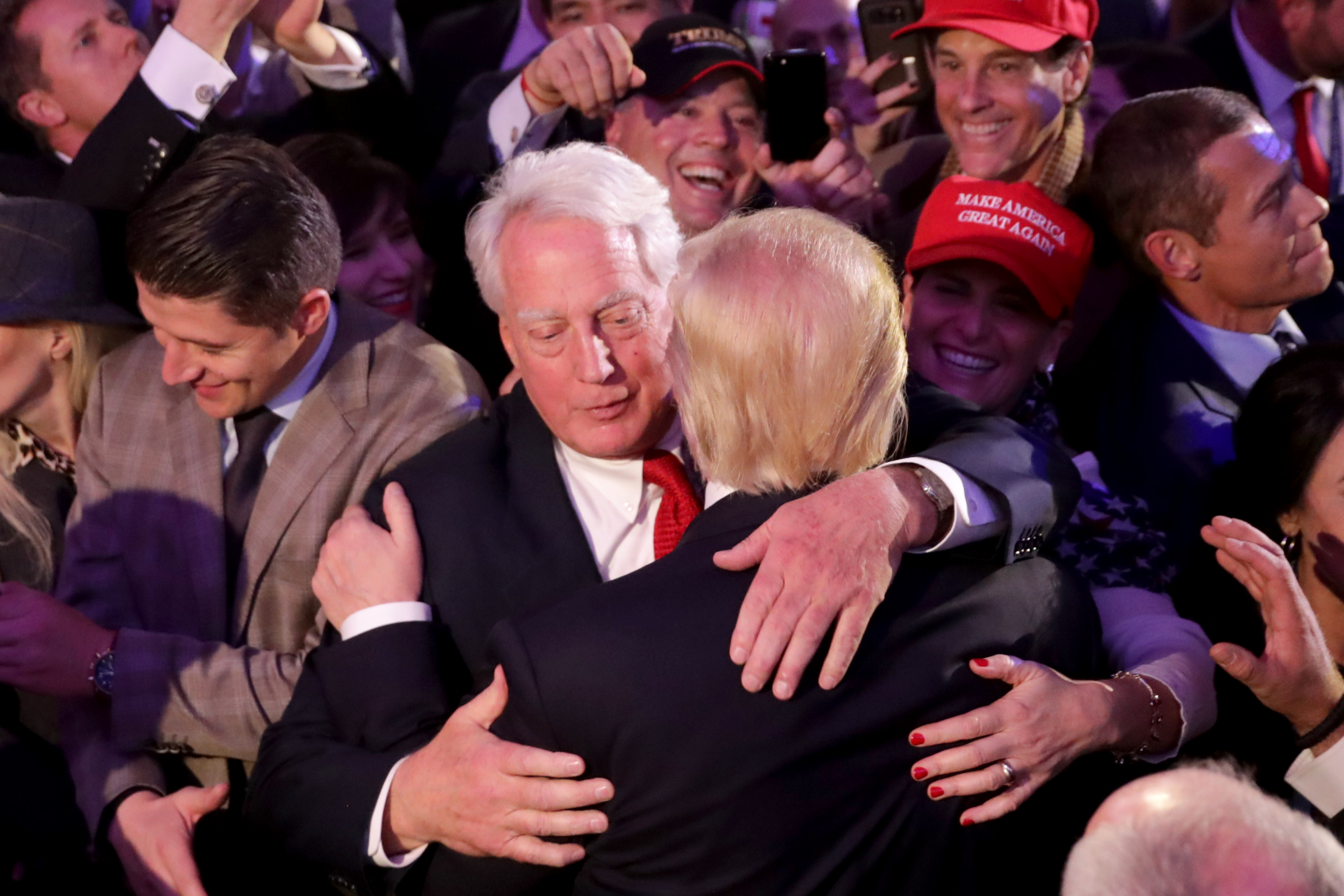 Robert Trump abraza a su hermano Donald Trump el 9 de noviembre de 2016 | Fuente: Getty Images