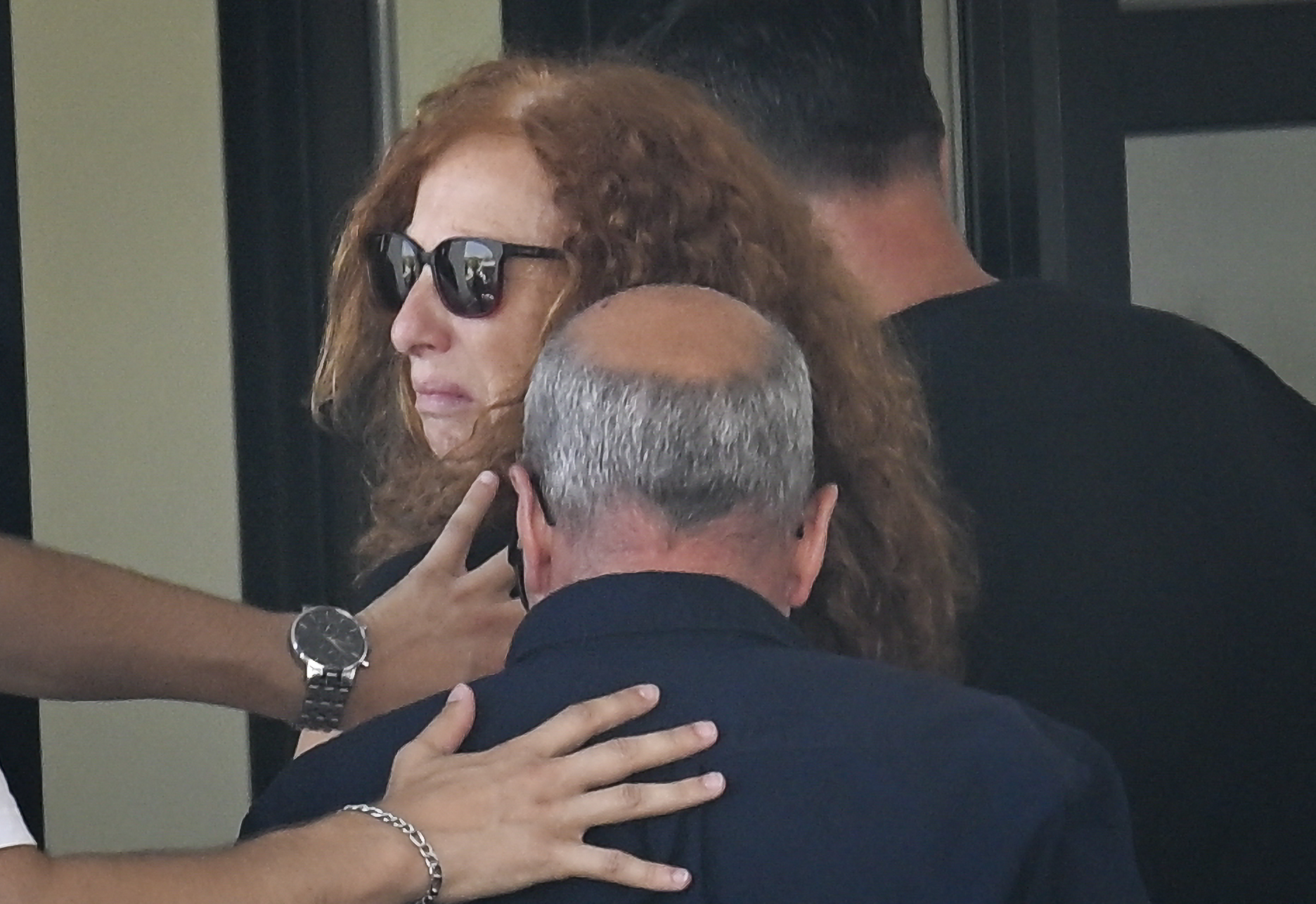 La madre (izquierda) y el padre del delantero portugués del Liverpool Diogo Jota y su hermano André Silva llegan a la capilla funeraria para el velatorio de sus hijos en Gondomar, a las afueras de Oporto, el 4 de julio de 2025. | Fuente: Getty Images
