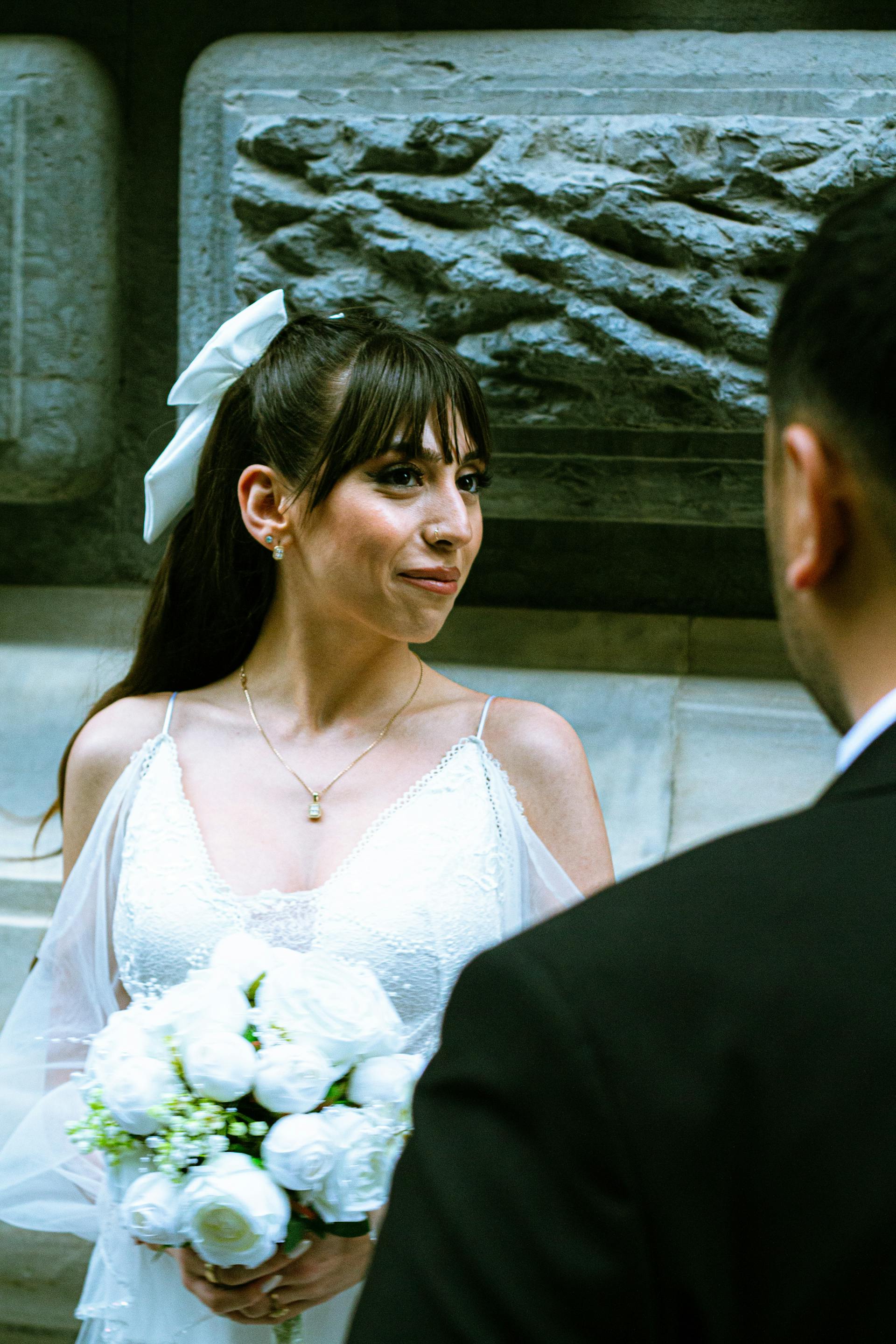 Una novia lanzando una mirada interrogante a alguien | Fuente: Pexels