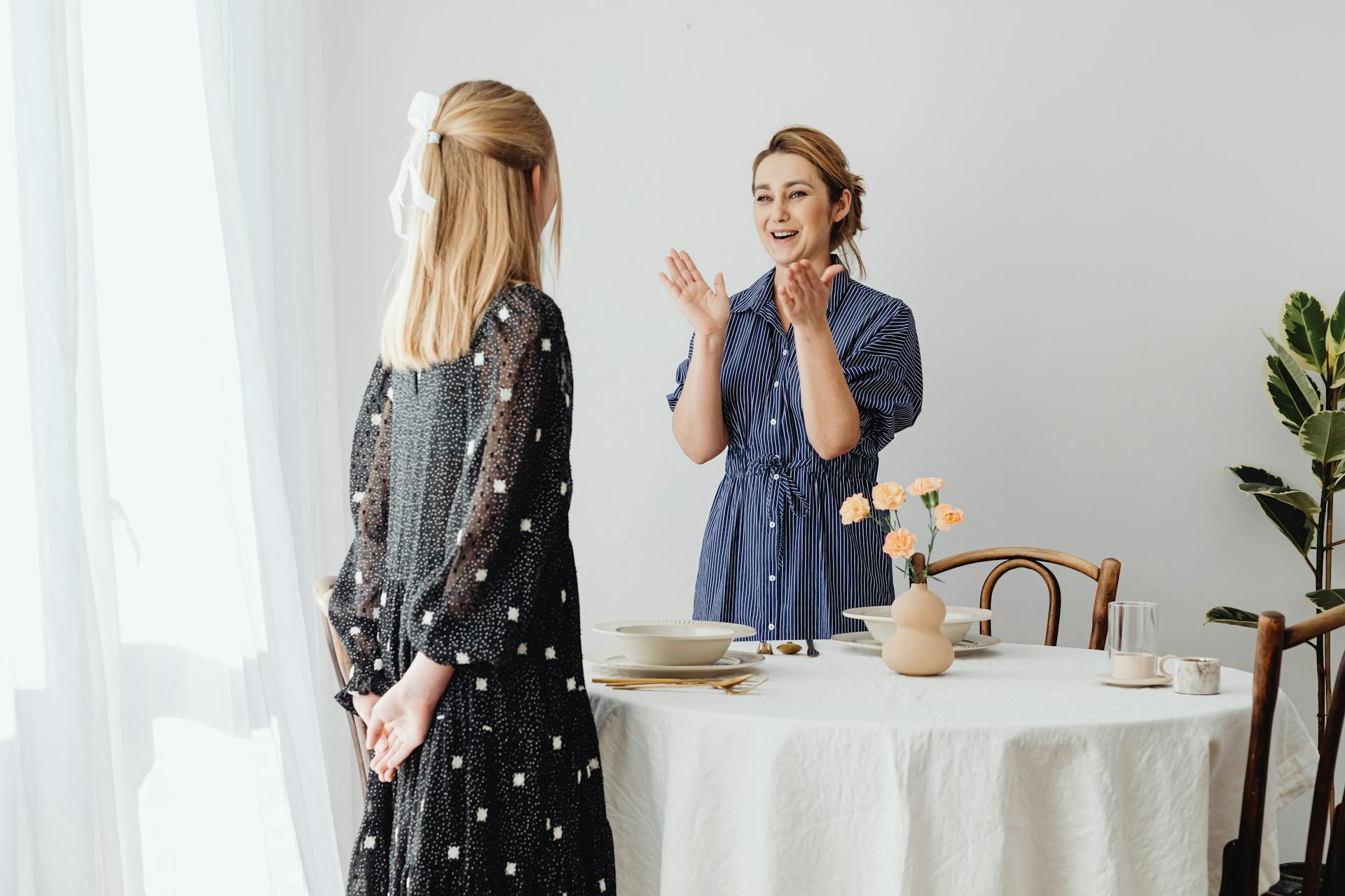Una mujer sonriente contando un cuento a su hija adolescente | Fuente: Pexels