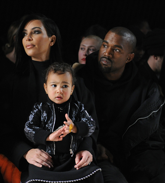 Kim Kardashian, North West y Kanye West asisten al Desfile de Alexander Wang durante la Semana de la Moda de Mercedes-Benz Otoño 2015 en el Pier 94 el 14 de febrero de 2015 en Nueva York | Fuente: Getty Images