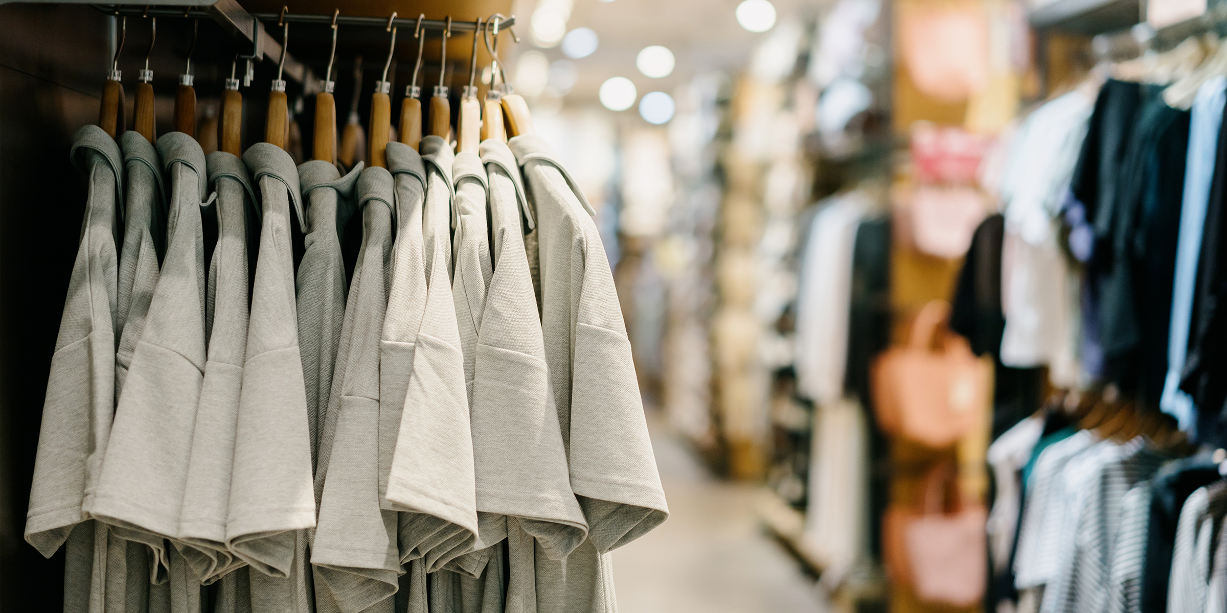 El interior de una tienda de ropa | Fuente: Shutterstock