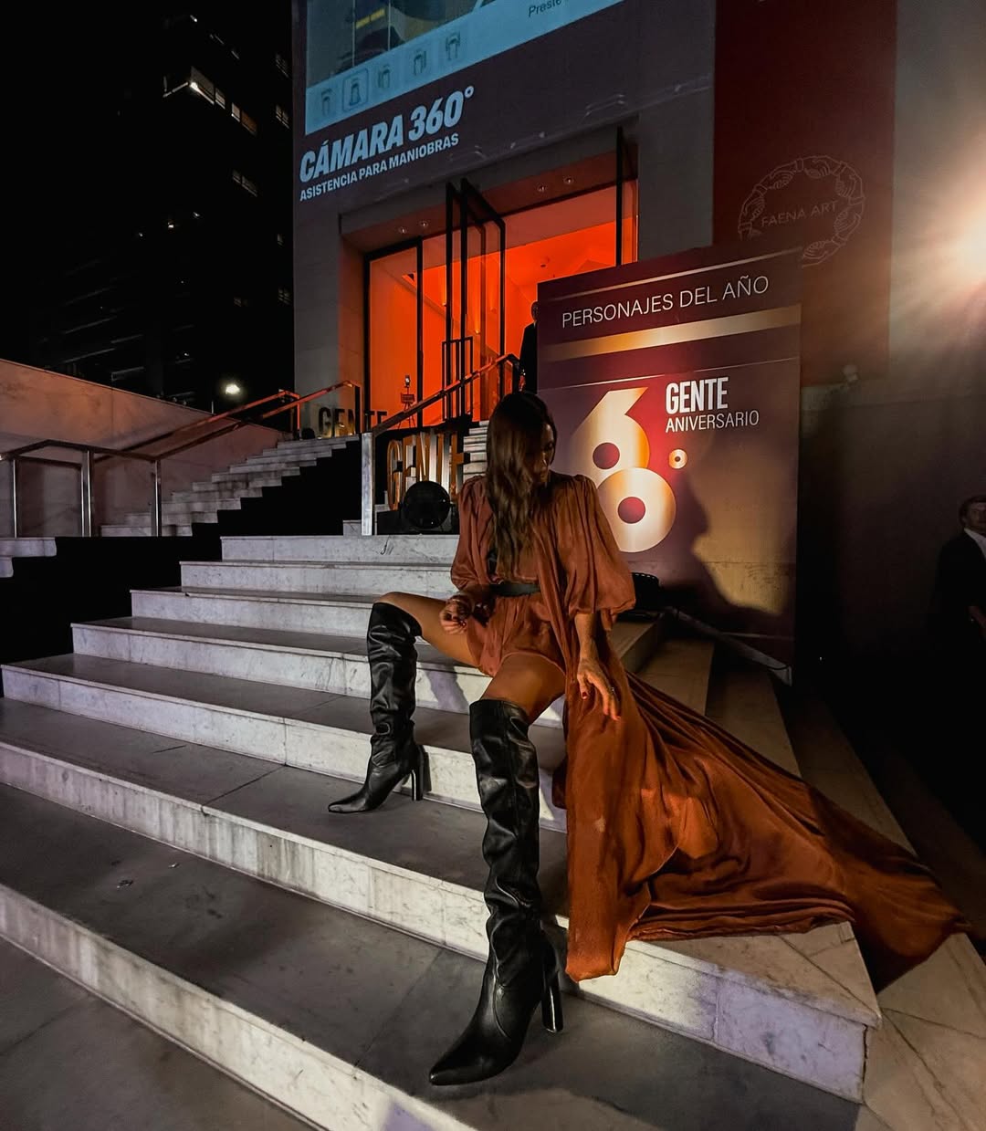 Paula Chaves mostrando su look para la gala de los personajes del año 2025 de la Revista GENTE | Fuente: Instagram/chavespauok