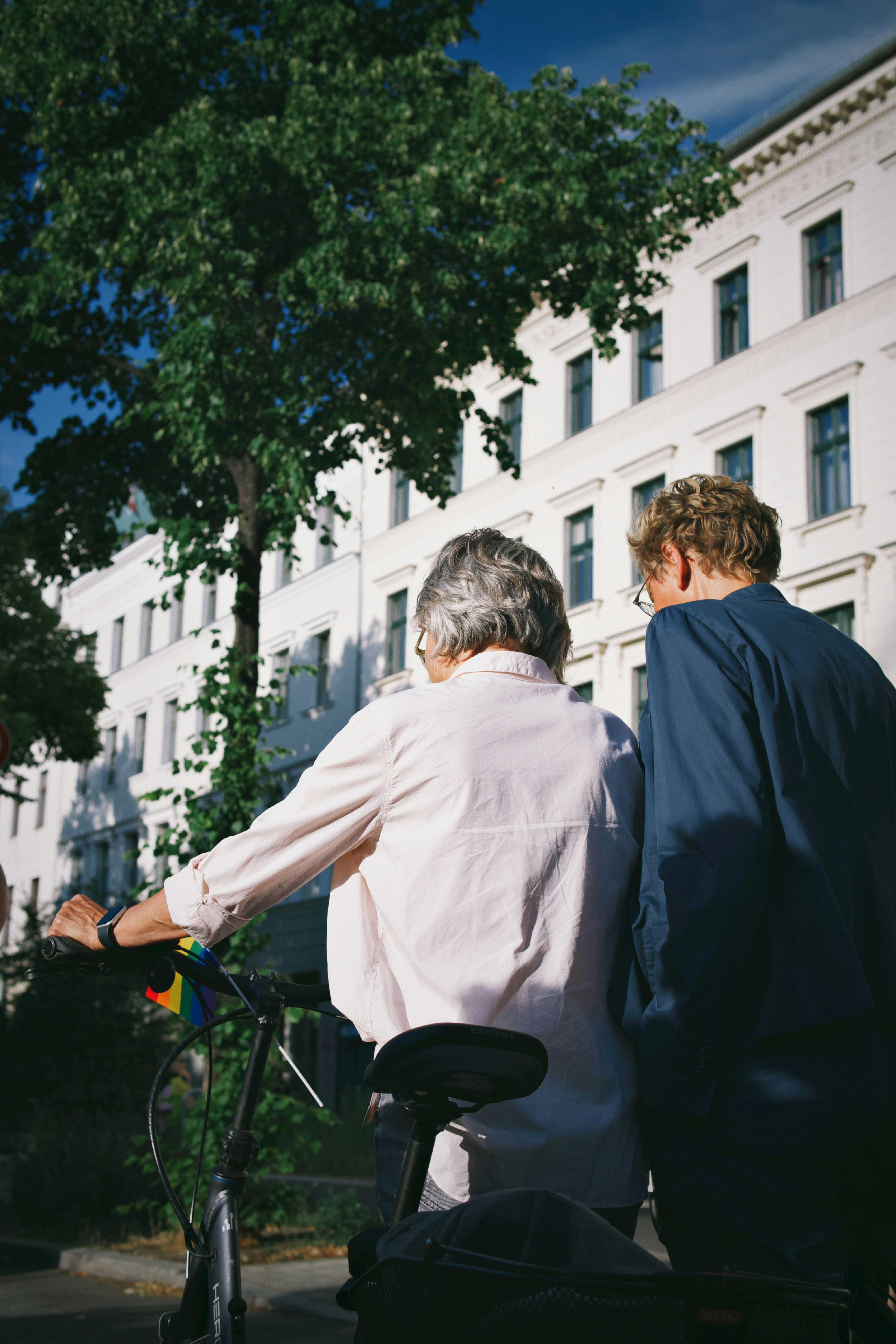 Mujer mayor con un joven caminando por la calle | Fuente: Unsplash