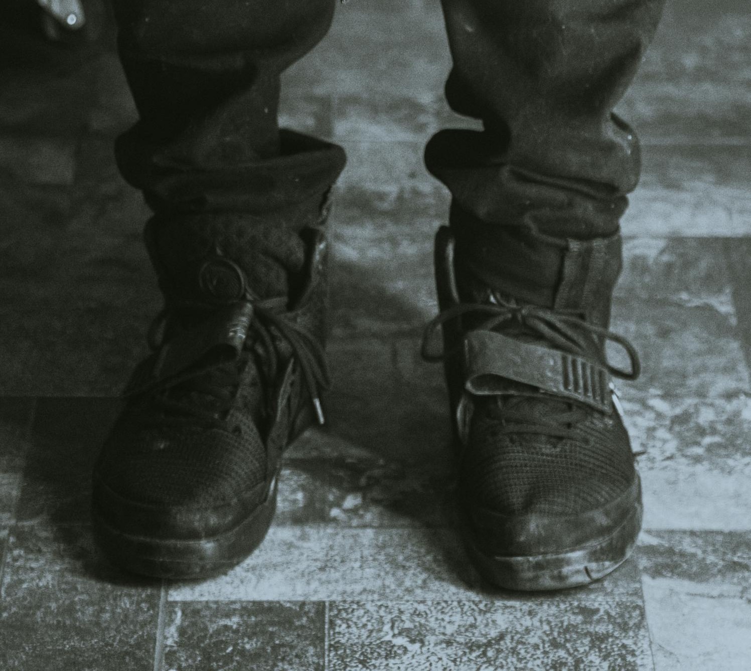 Un niño con los zapatos sucios | Fuente: Pexels