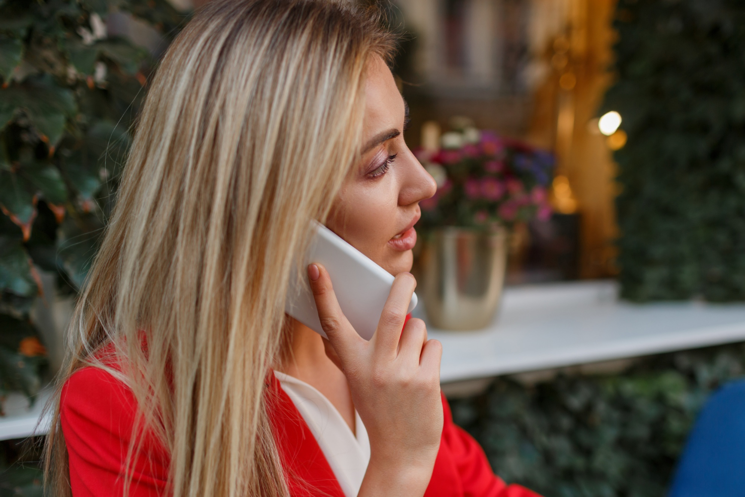 Una mujer pensativa hablando por teléfono | Fuente: Freepik