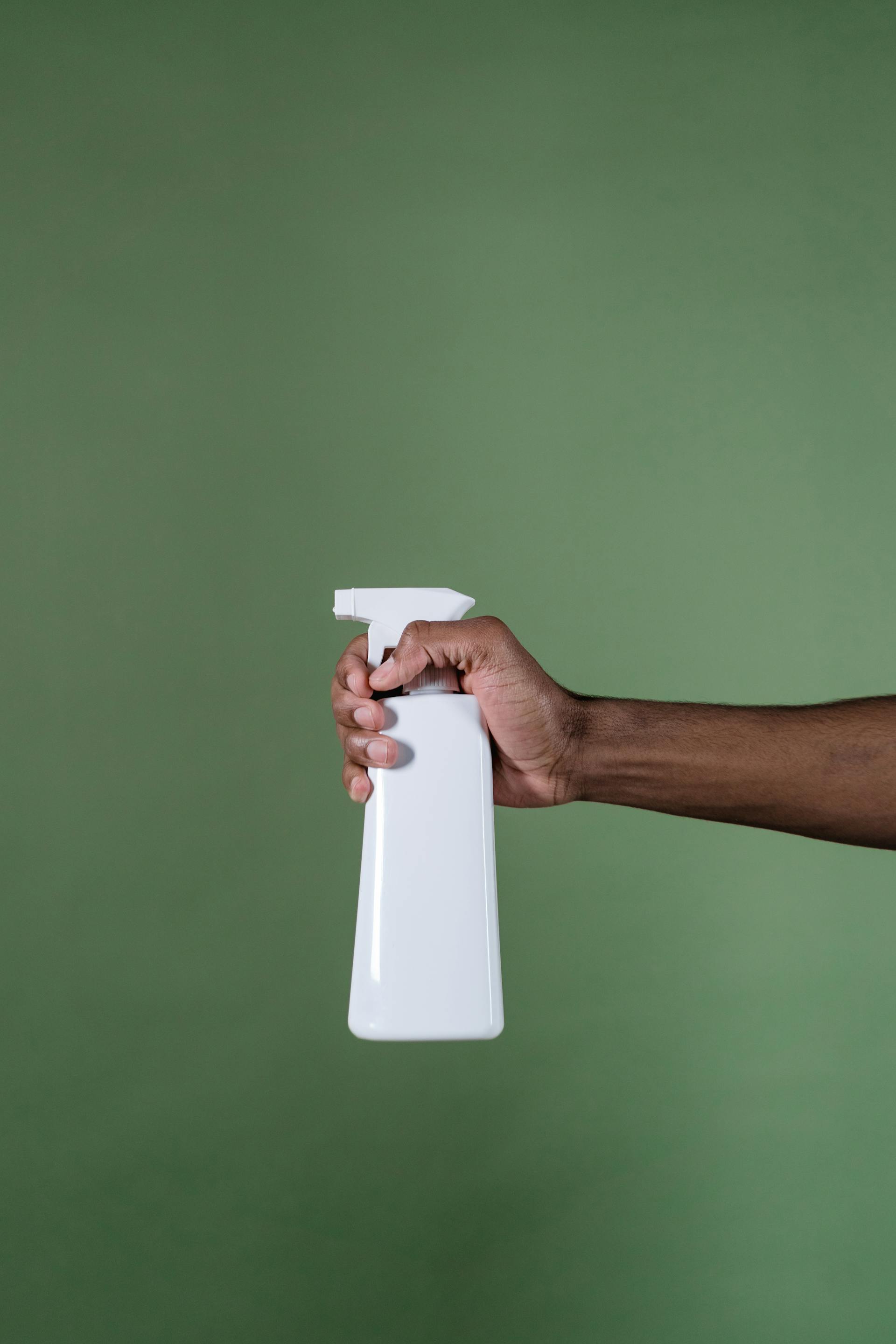 Un hombre con una botella de spray | Fuente: Pexels