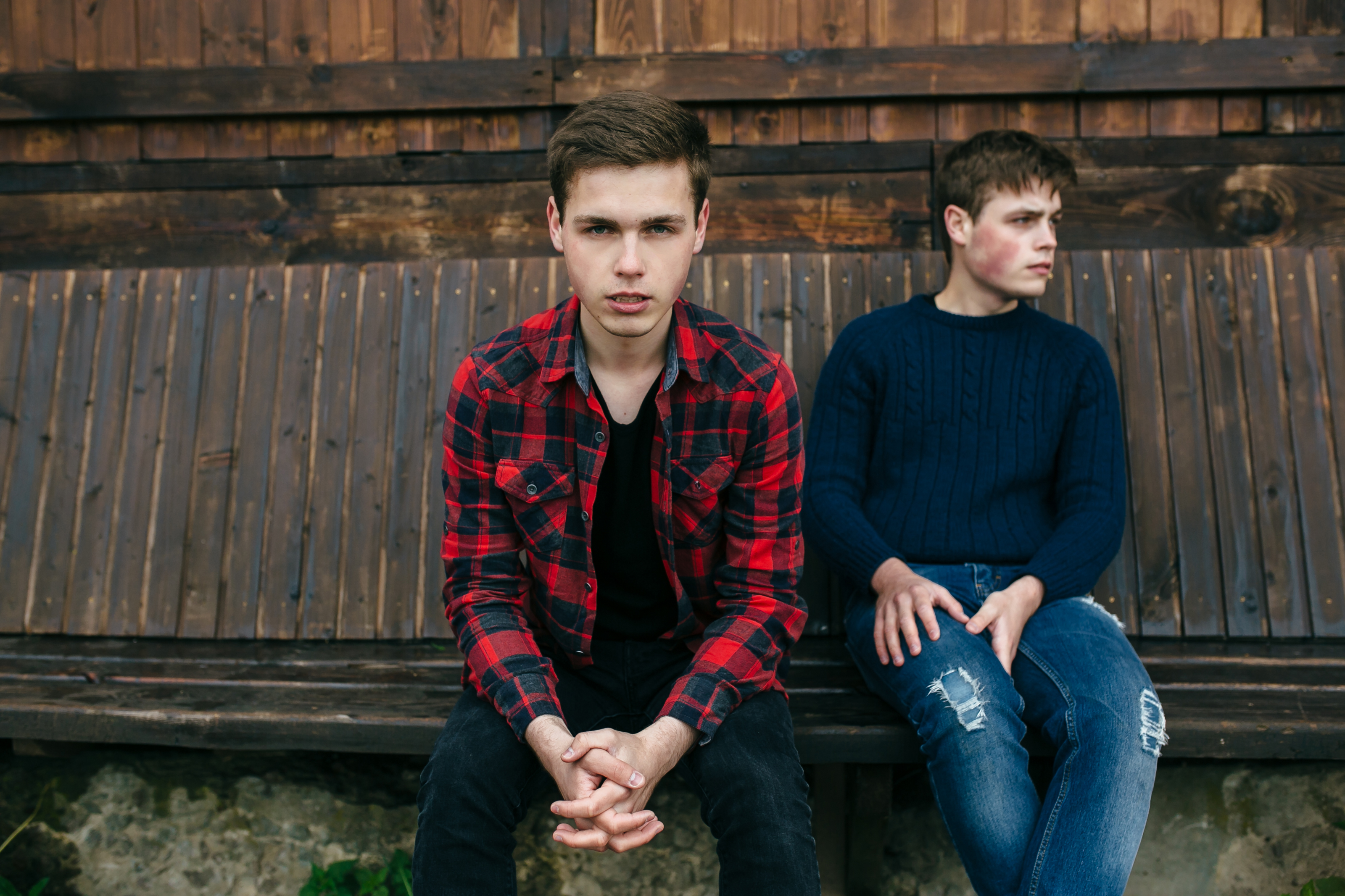 Dos adolescentes serios | Fuente: Freepik