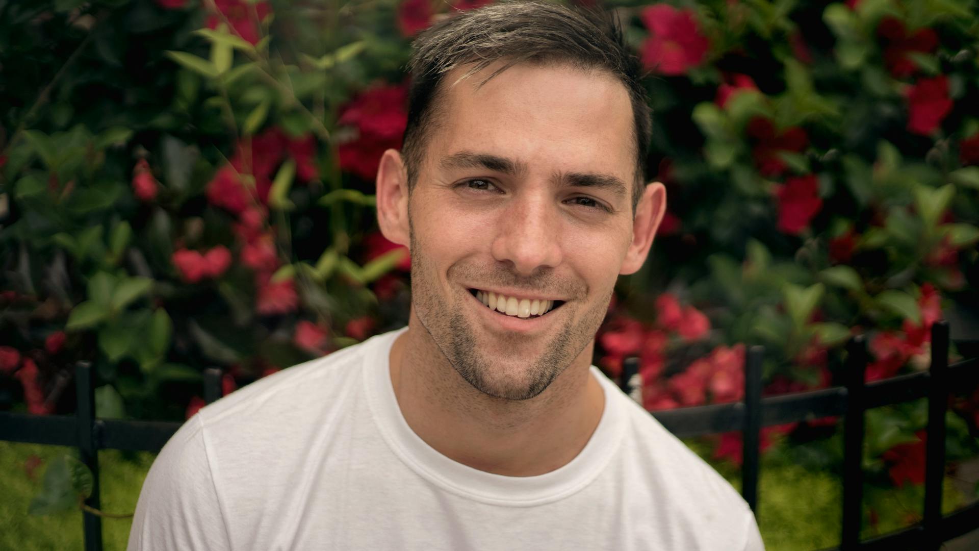 Un hombre sonriendo a alguien | Fuente: Pexels