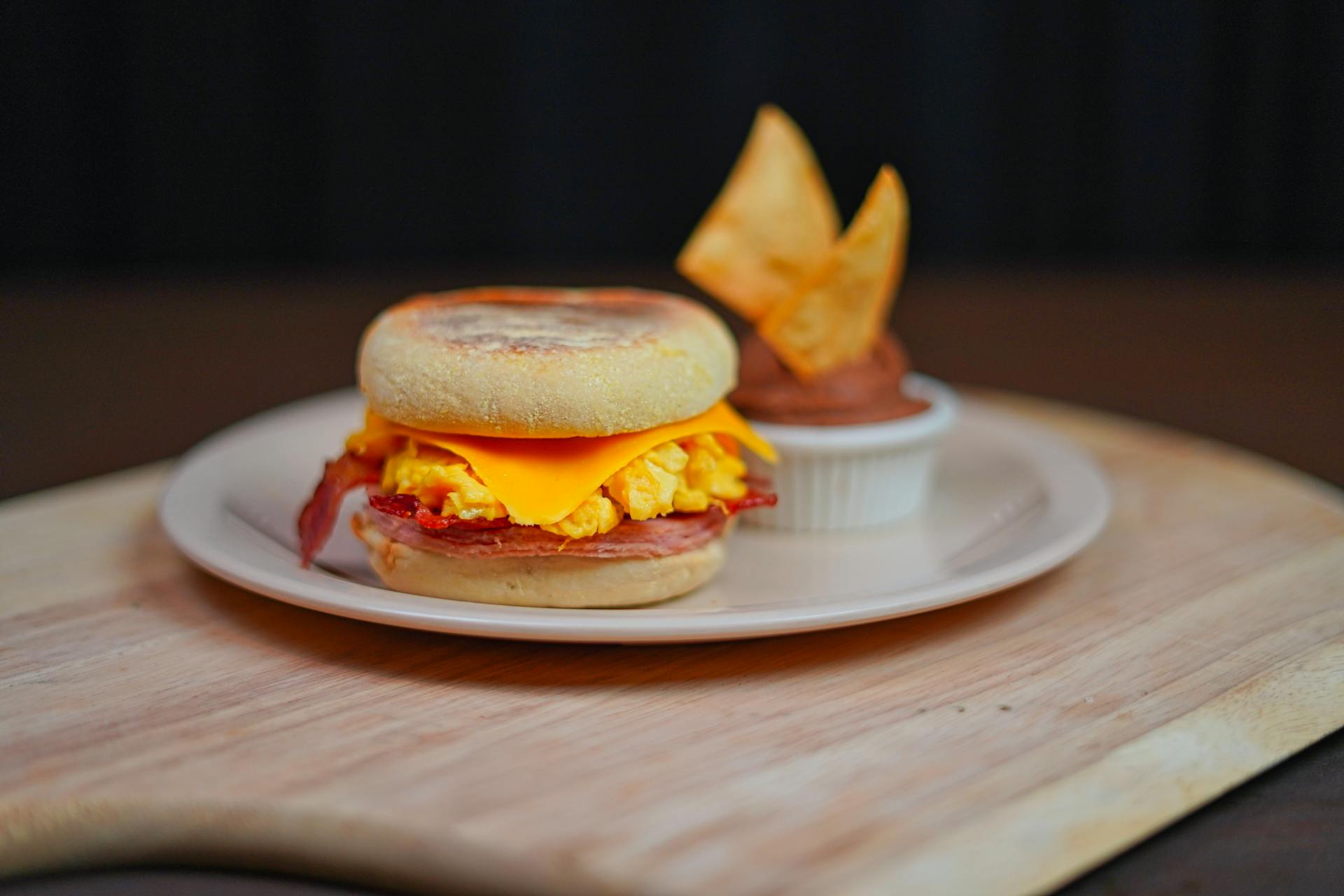 Un bocadillo con salsa en el plato | Fuente: Pexels