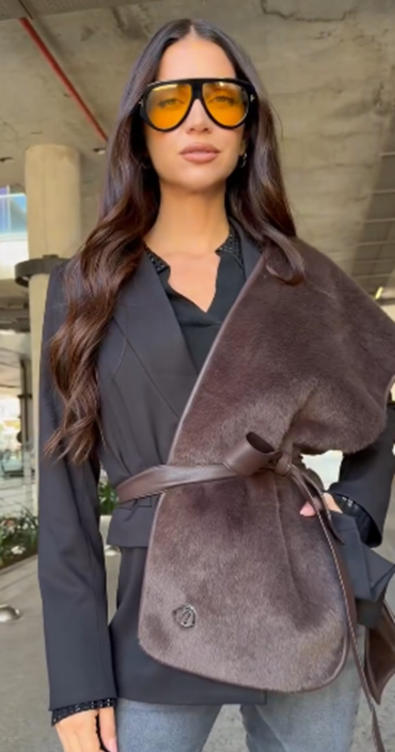 Zaira Nara luciendo un conjunto de skinny jean con un saco sastrero clásico, y chaleco de textura similar al cuero | Fuente: Instagram/zaira.nara