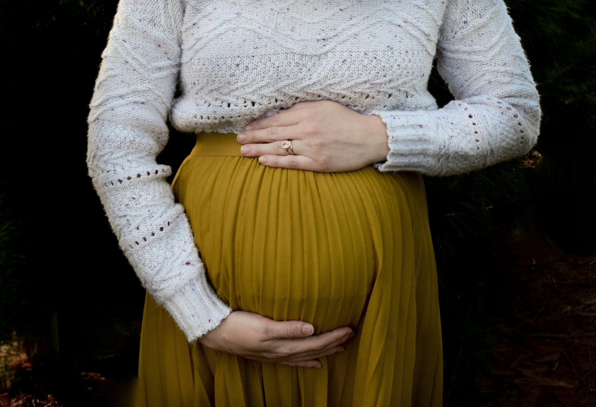 Primer plano de una mujer embarazada | Fuente: Unsplash