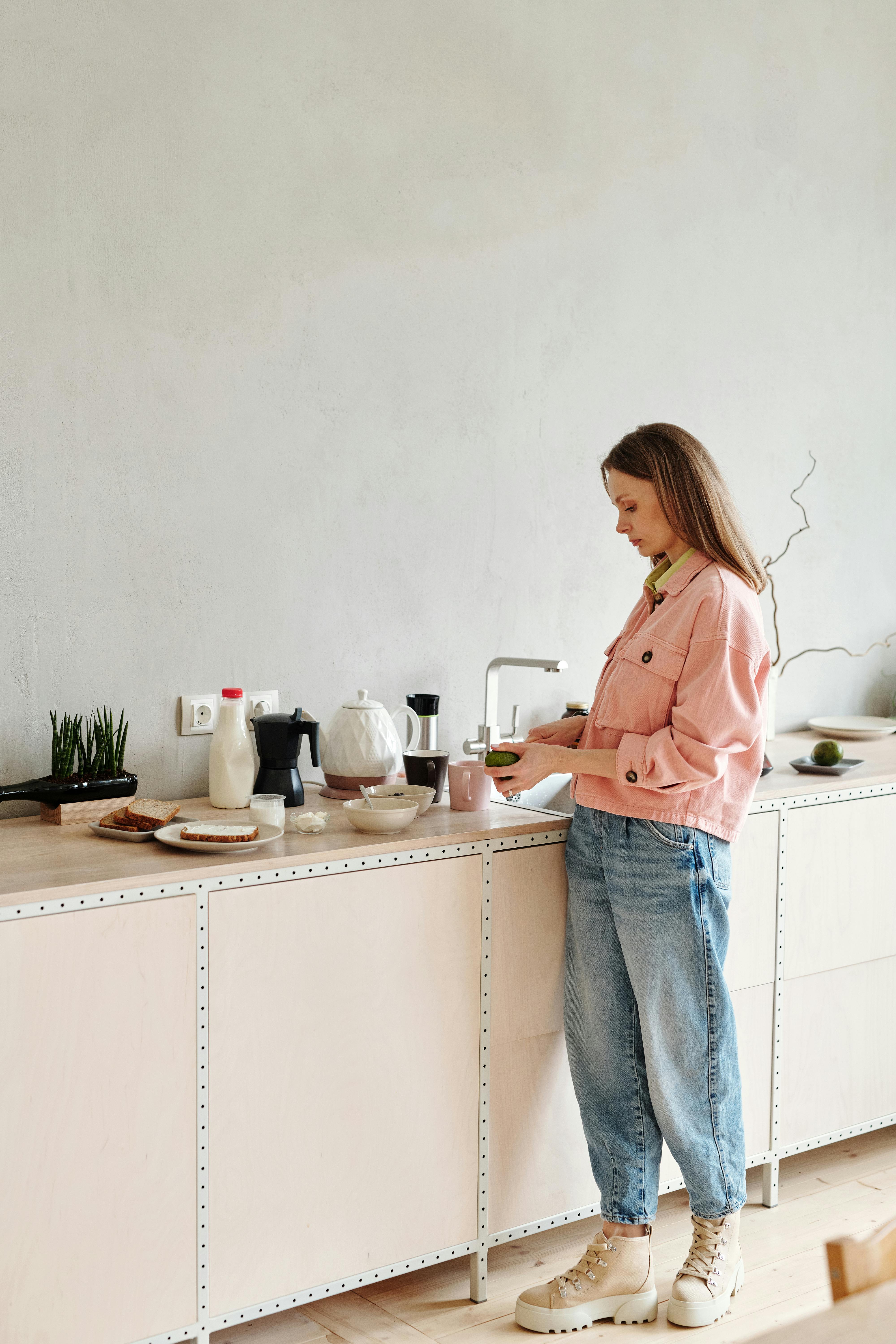 Mujer de pie en la cocina | Fuente: Pexels