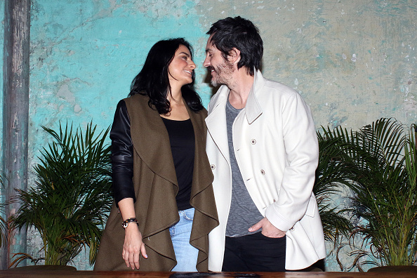 Aislinn Derbez y Mauricio Ochmann posan durante el lanzamiento de la colección Merkaba x Ais y Mau en Televisa San Ángel, el 27 de agosto de 2019, en Ciudad de México | Fuente: Getty Images