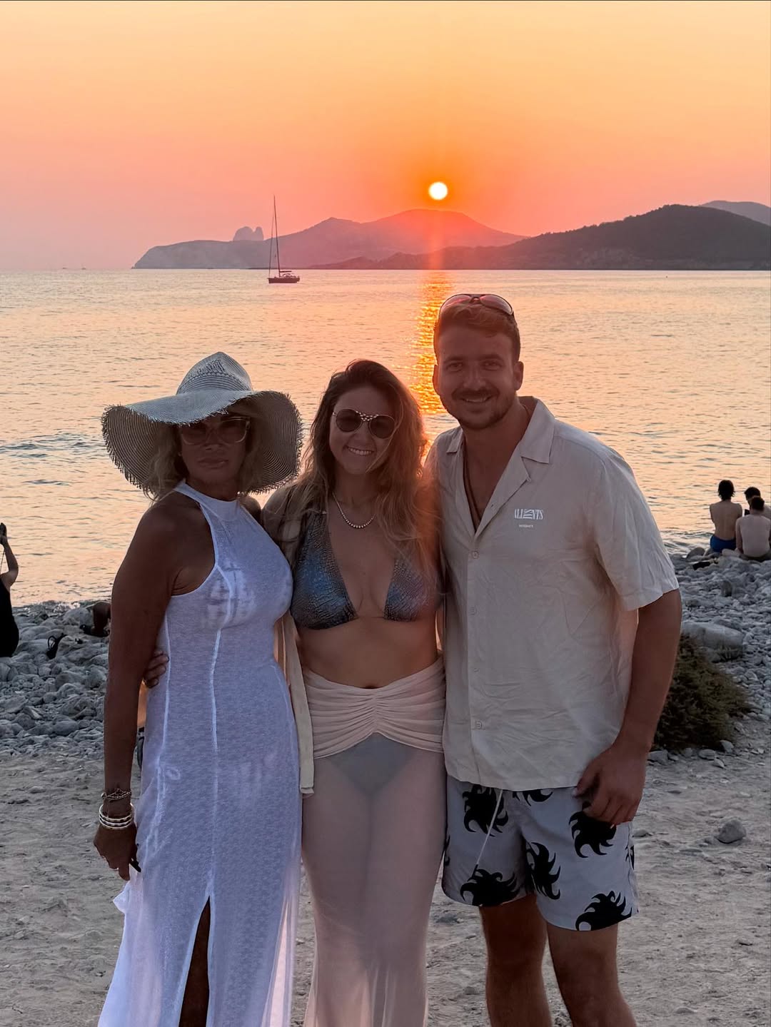 Adela Micha posando junto a familiares en Ibiza | Fuente: Instagram/adelamicha
