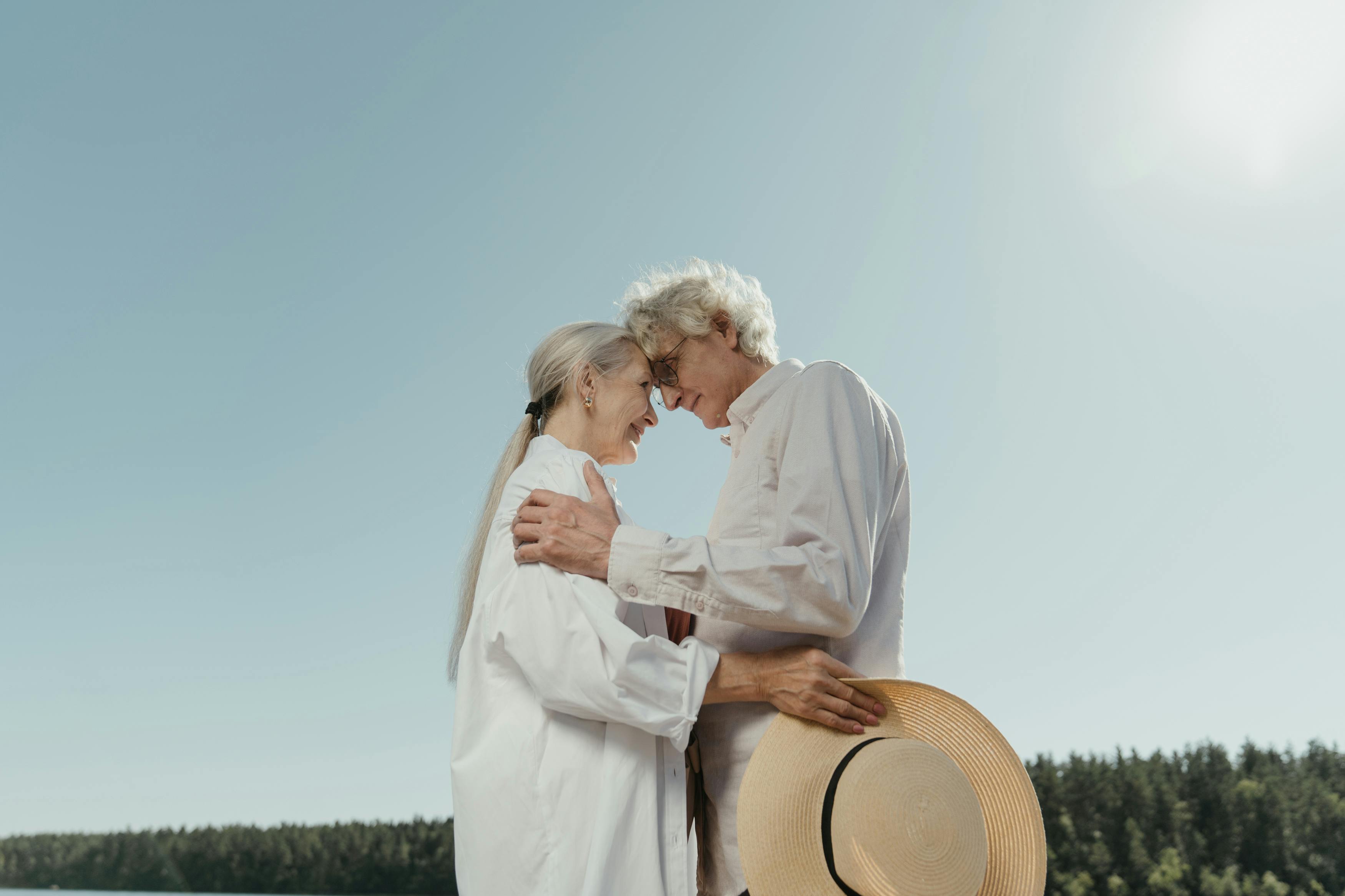 Una pareja de ancianos abrazados | Fuente: Pexels