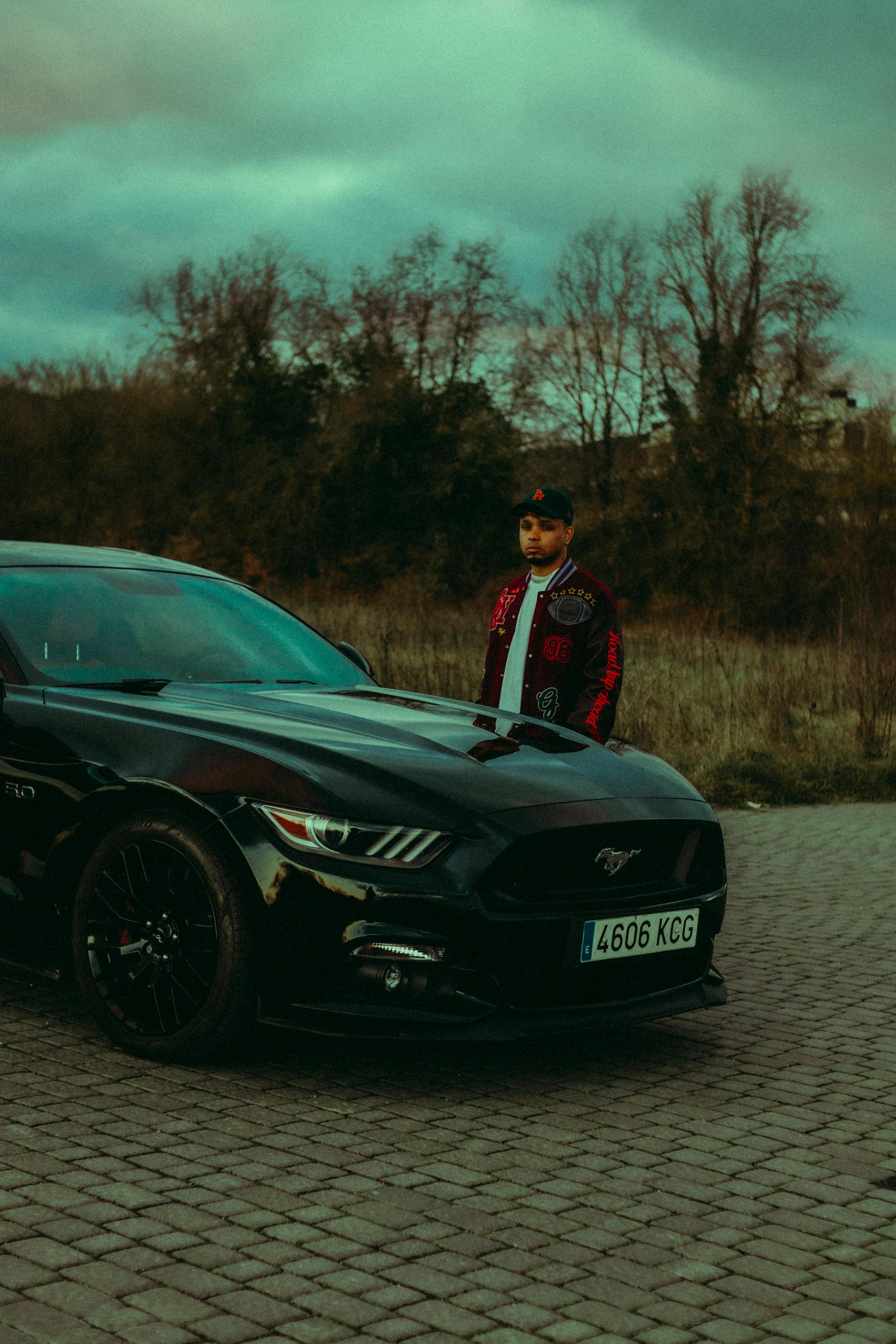Un hombre con su automóvil | Fuente: Pexels