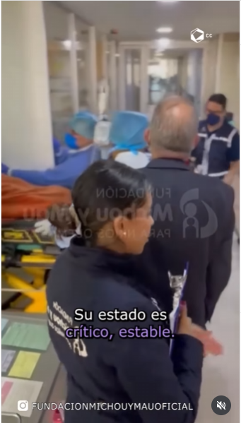 Personal paramédico trasladando a Jazlyn Azulet Carrillo Matías dentro del hospital | Fuente: Instagram/culturacolectiva