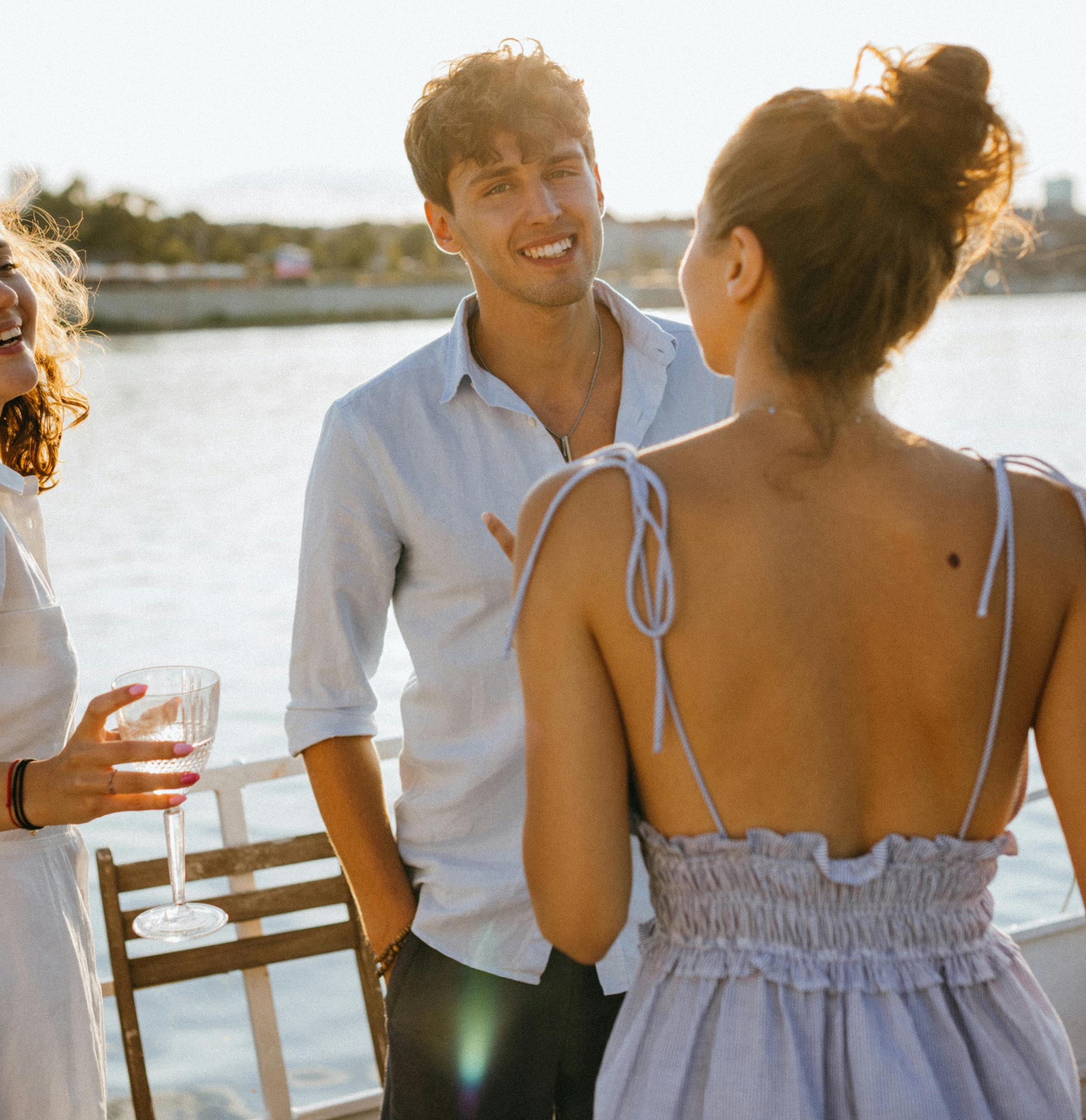Un joven y una mujer manteniendo una conversación a bordo de un barco | Fuente: Pexels