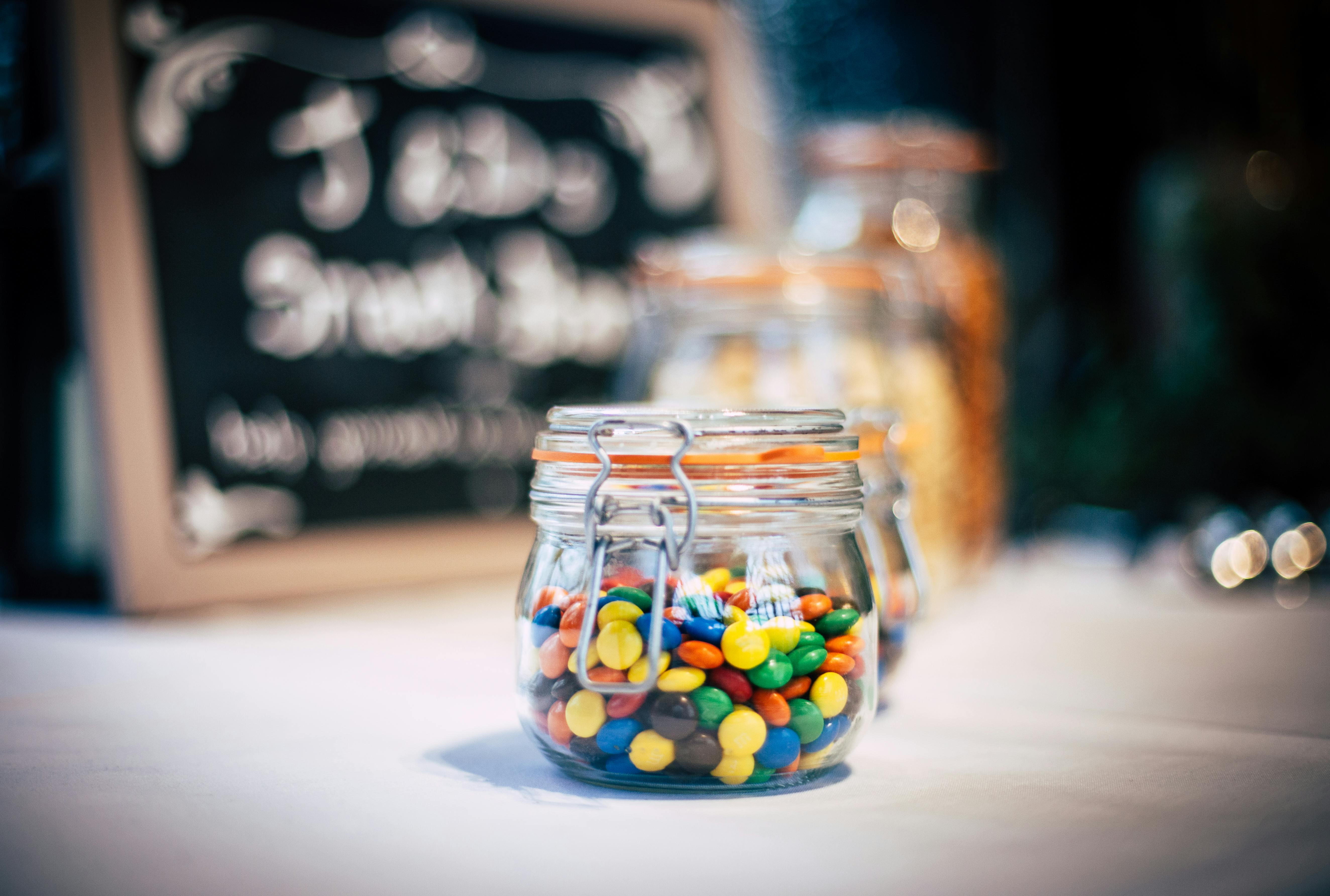 Recipientes de caramelos sobre un mostrador | Fuente: Pexels