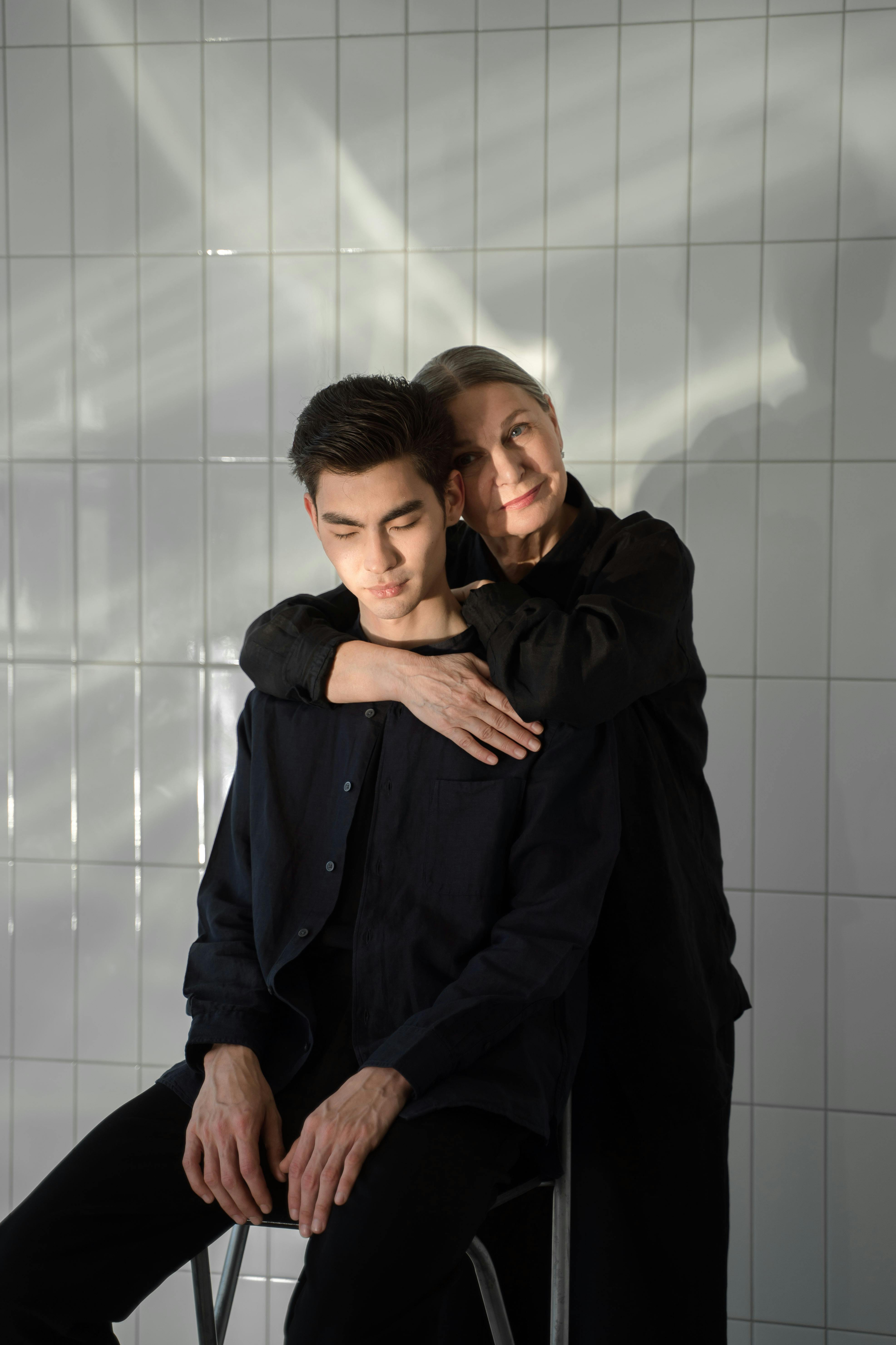 Mujer posando con su hijo | Fuente: Pexels