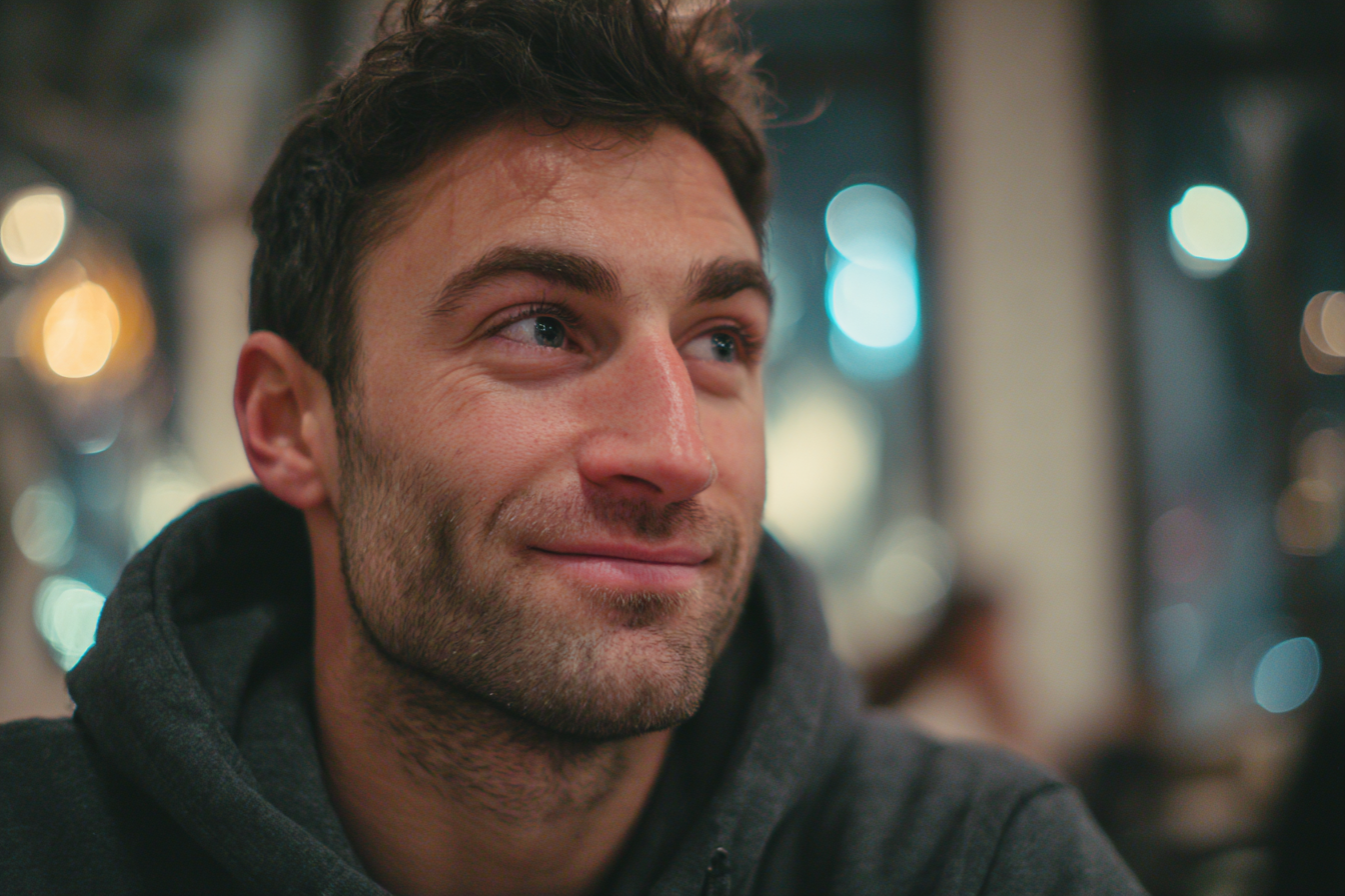 Un hombre sonriendo | Fuente: Midjourney
