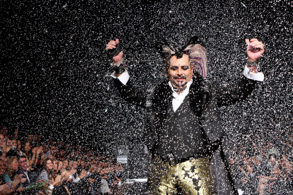 El diseñador Héctor Terrones (al centro) desfiló por la pasarela durante el Mercedes Benz Fashion México Otoño/Invierno 2008, celebrado en Antara Polanco el 8 de abril de 2008 en la Ciudad de México | Fuente: Getty Images