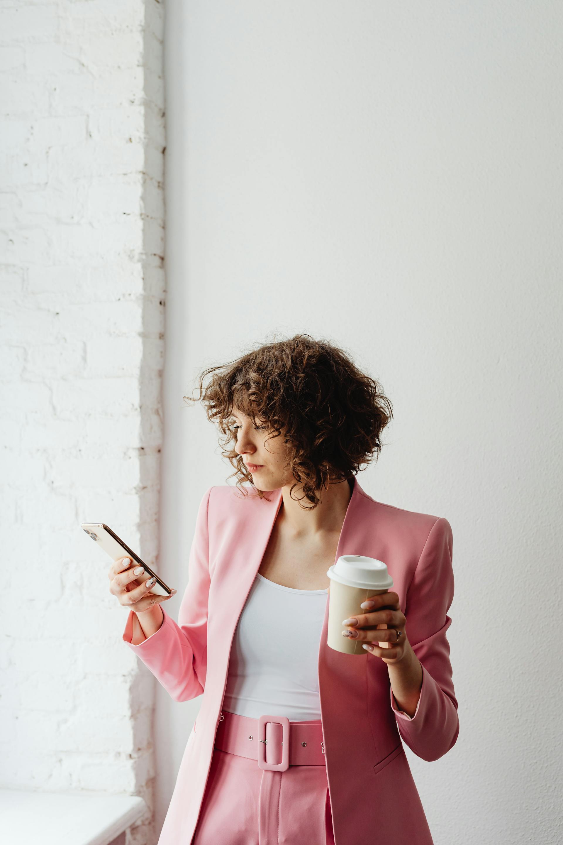 Una mujer con actitud enviando mensajes de texto | Fuente: Pexels