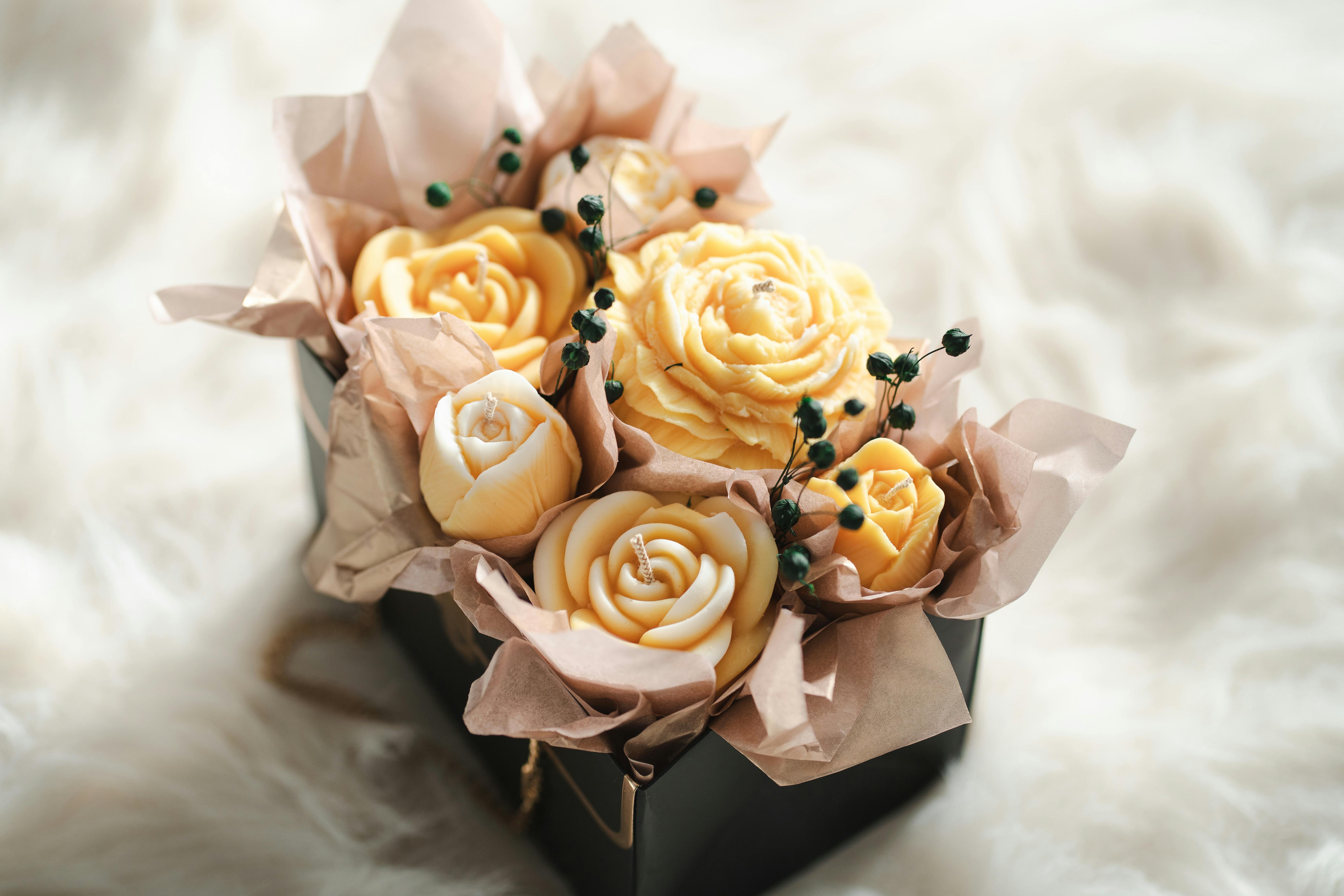 Flores en una caja de regalo | Fuente: Pexels