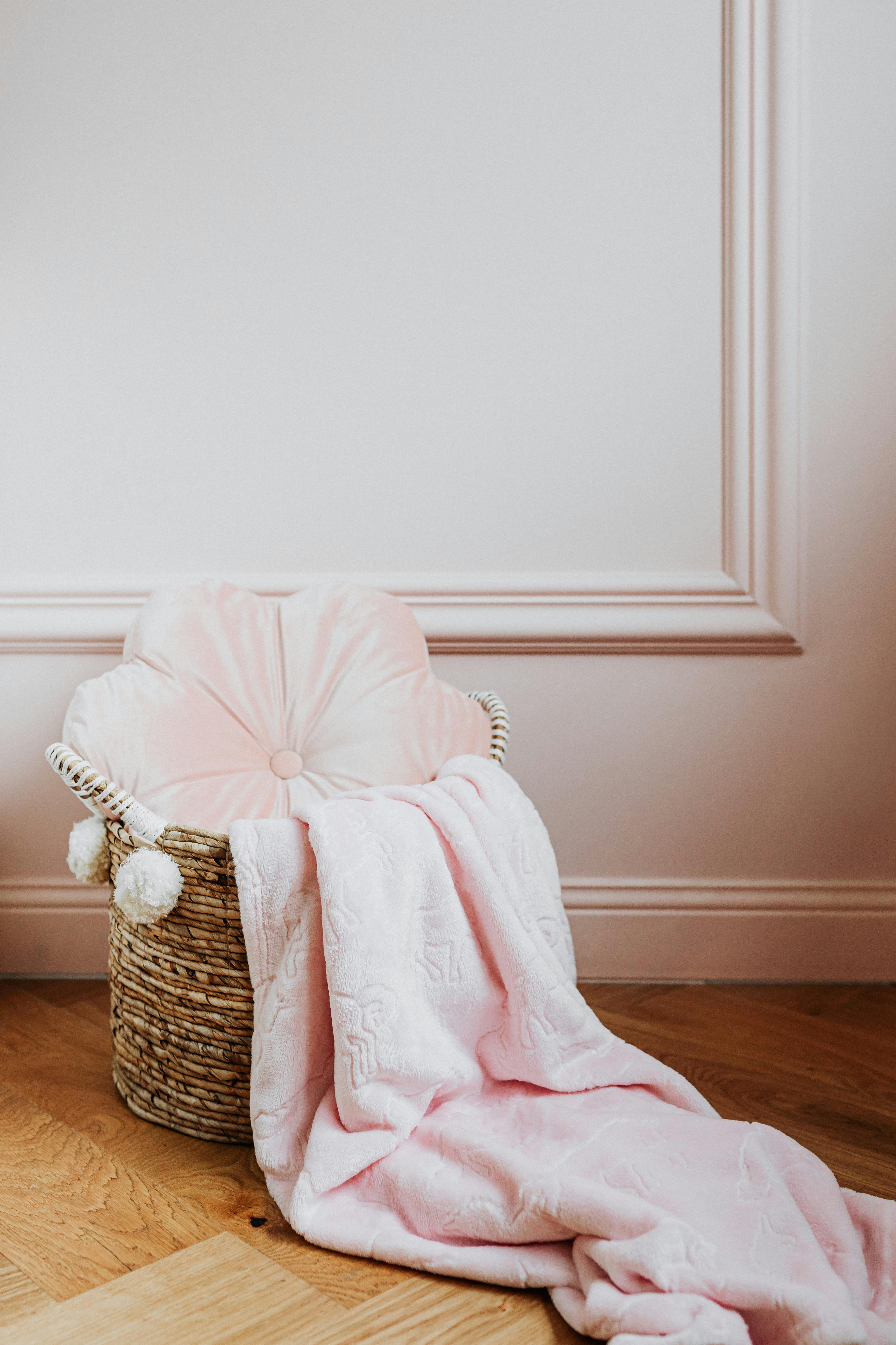 Una manta en una cesta | Fuente: Pexels