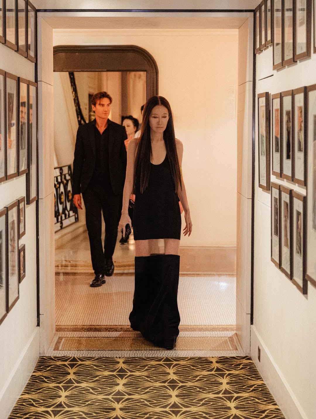 Vera Wang entrando en el restaurante Le Relais Plaza de París, Francia, según su publicación del 28 de junio de 2025 | Fuente: Instagram/verawang