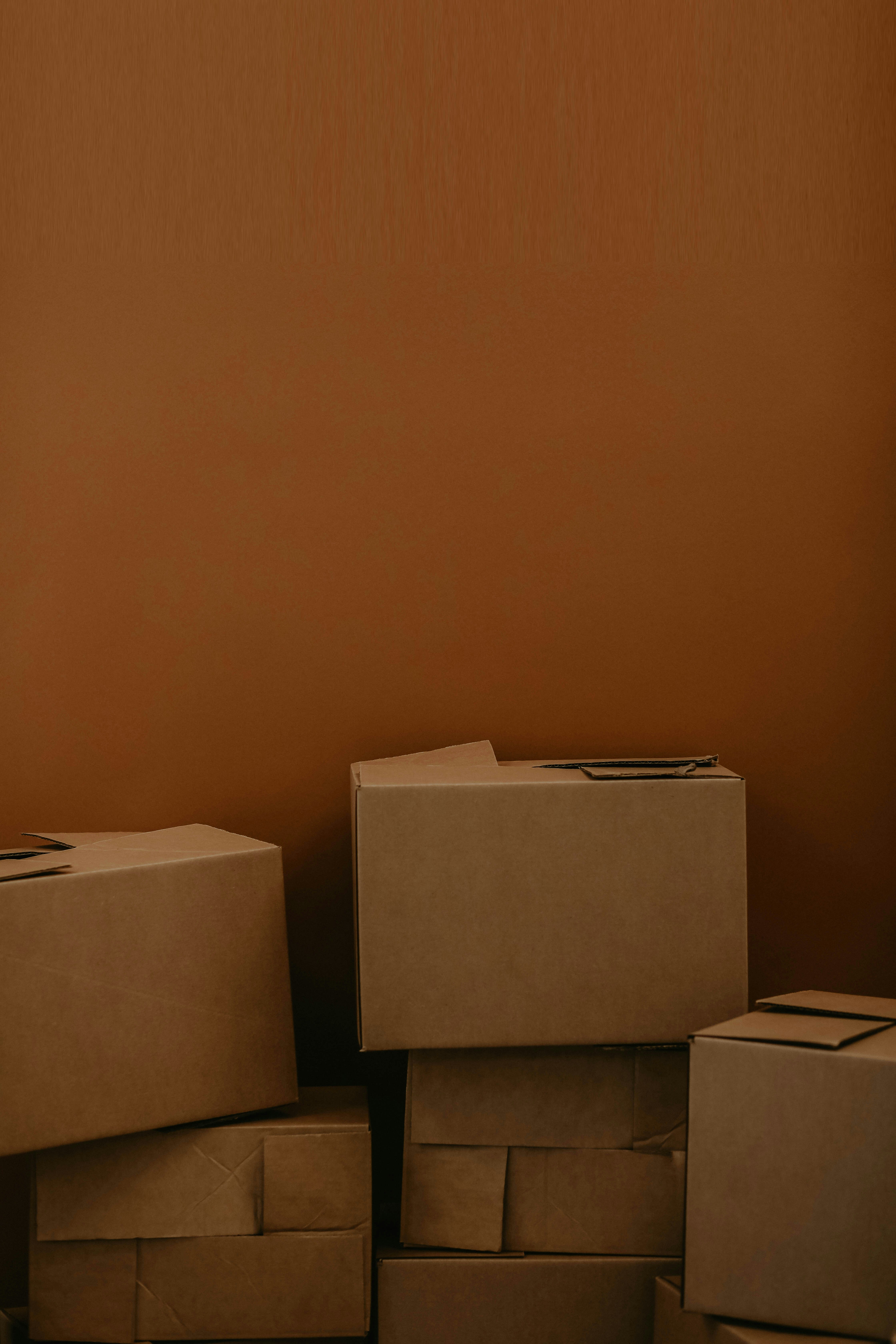 Cajas de cartón apiladas | Fuente: Unsplash
