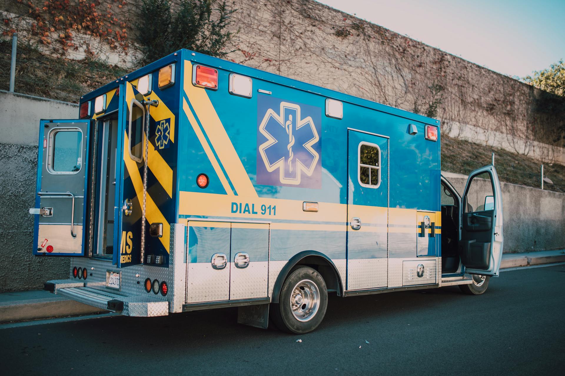 Una ambulancia aparcada en una calle | Fuente: Pexels