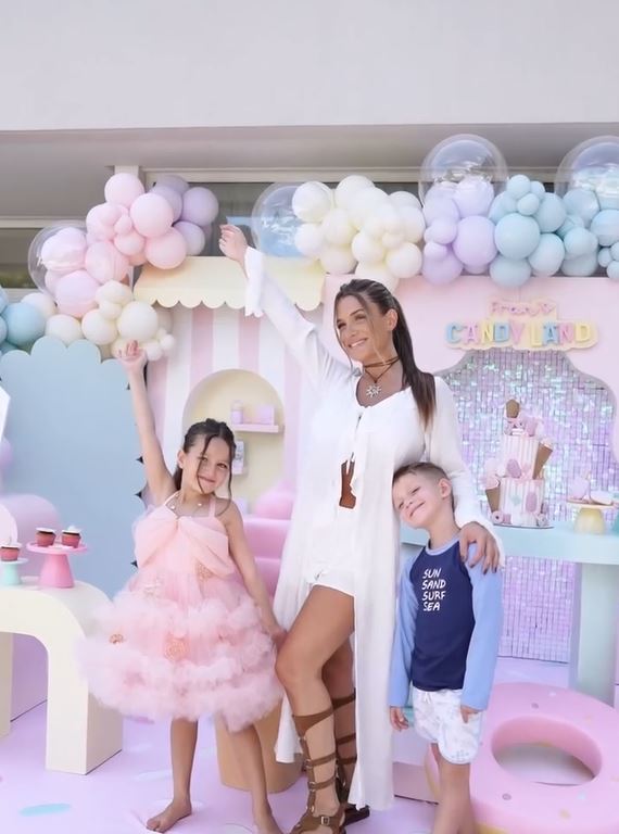 Cami Homs junto a sus hijos | Fuente: Instagram/camihoms