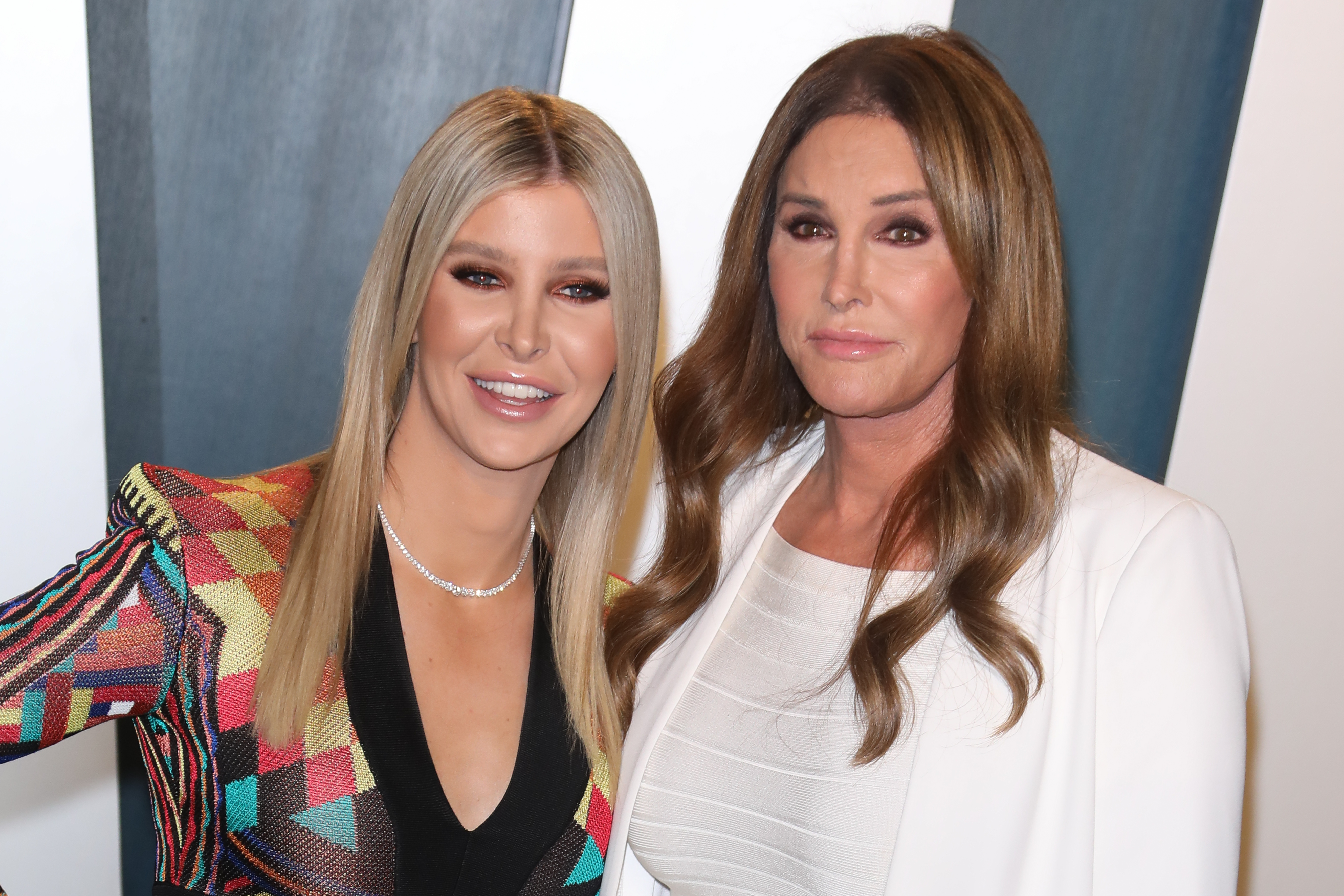 Sophia Hutchins y Caitlyn Jenner en la fiesta de los Oscar de Vanity Fair en Beverly Hills, California, el 9 de febrero de 2020. | Fuente: Getty Images