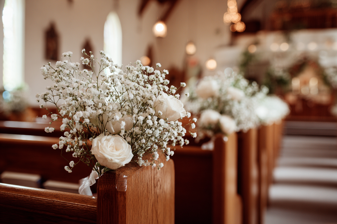Adornos florales en una iglesia | Fuente: Midjourney