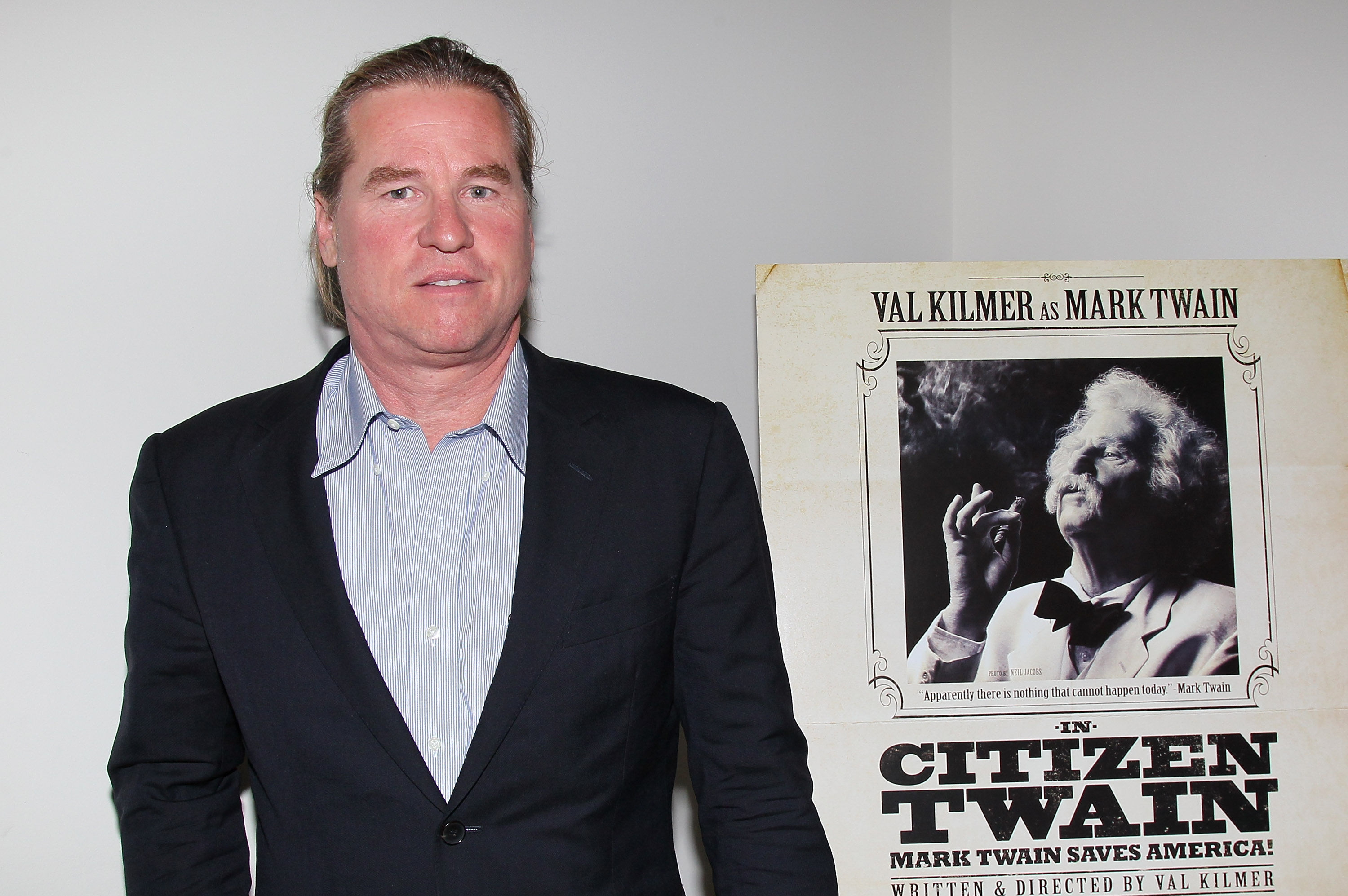 Val Kilmer en una sesión de firma de autógrafos durante el estreno de su espectáculo unipersonal "Ciudadano Twain" en Hollywood Forever, el 30 de marzo de 2012, en Hollywood, California. | Fuente: Getty Images