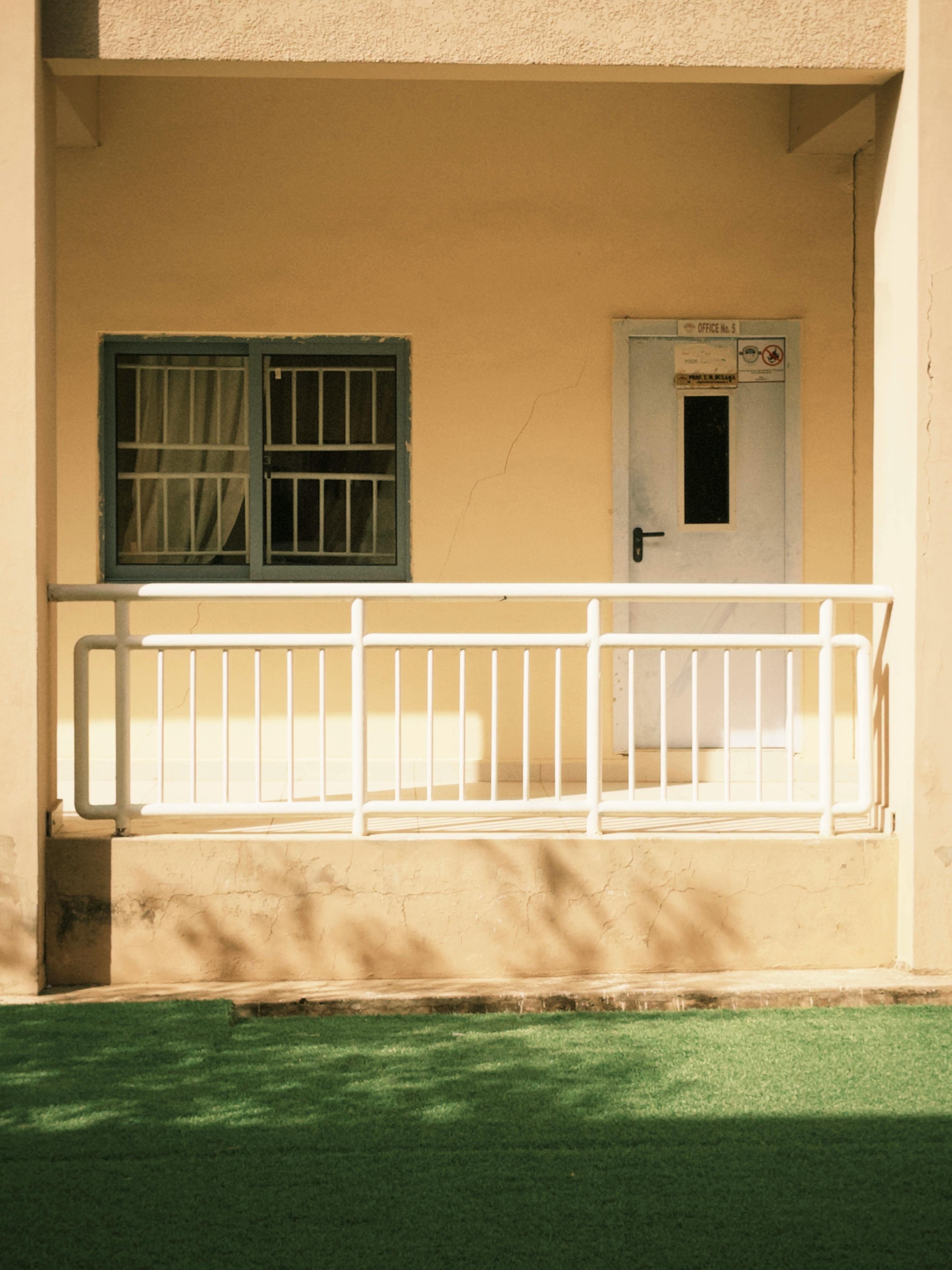 Porche con puerta y ventana | Fuente: Pexels