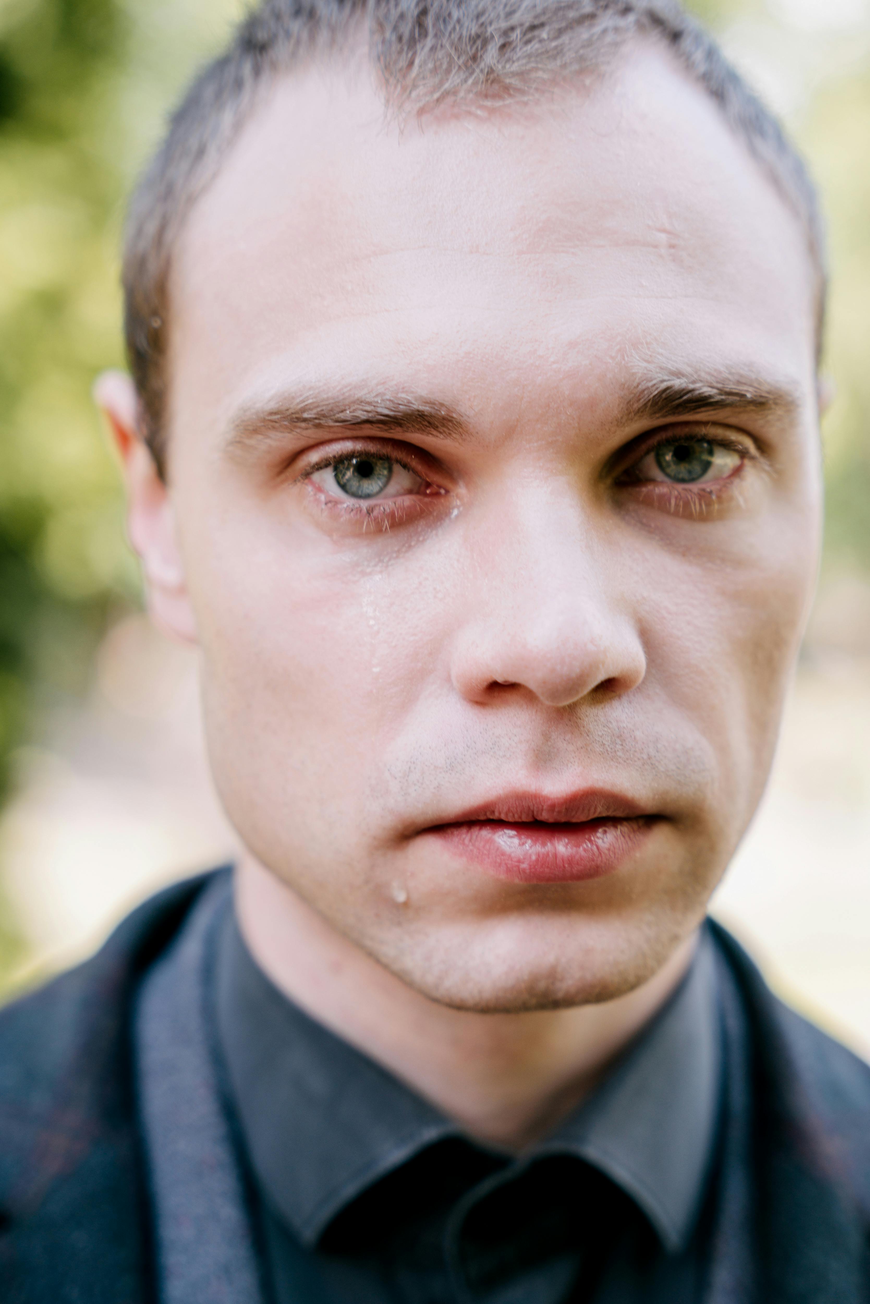 Un hombre emocional | Fuente: Pexels