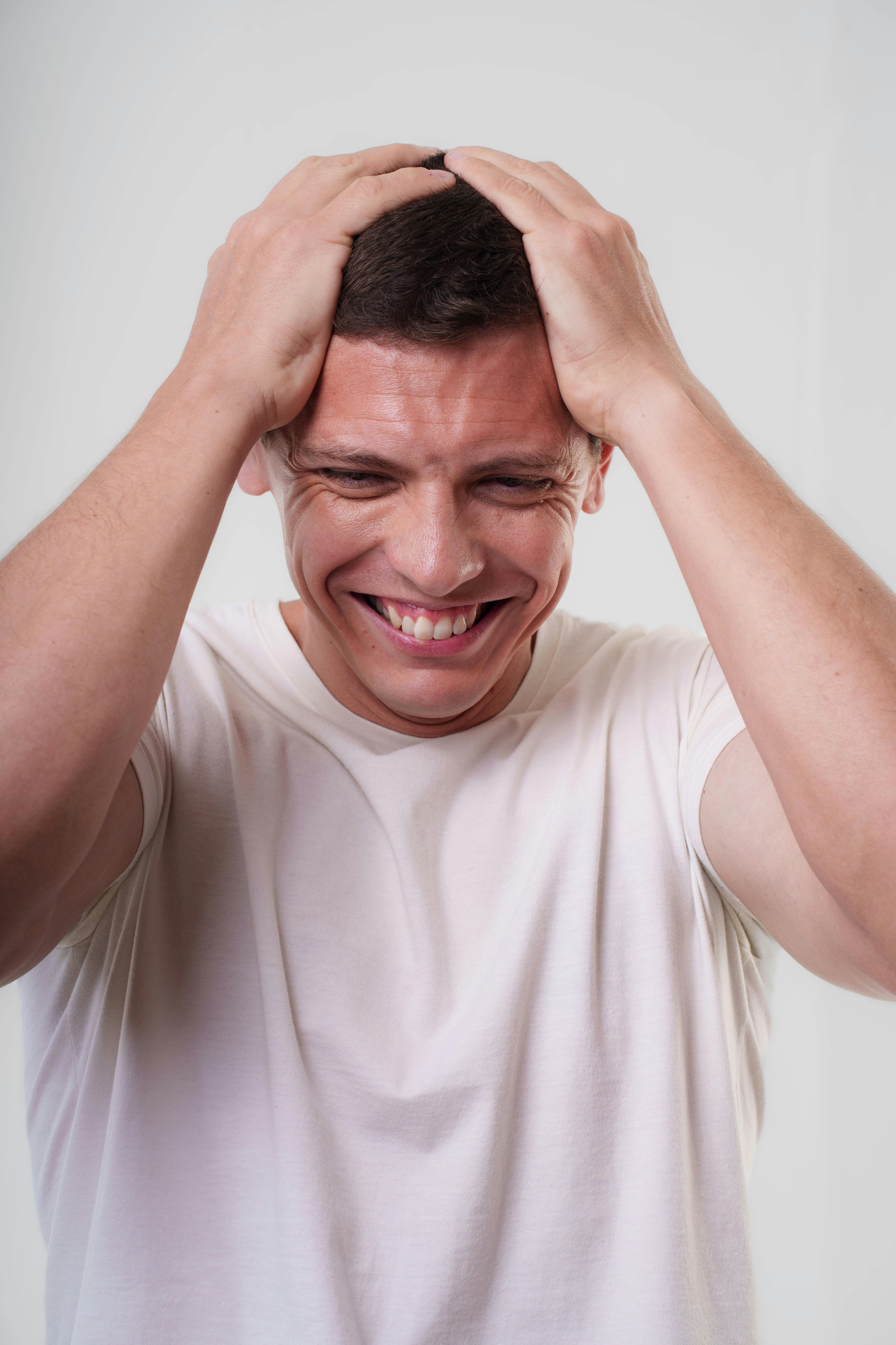 Un hombre frustrado | Fuente: Pexels