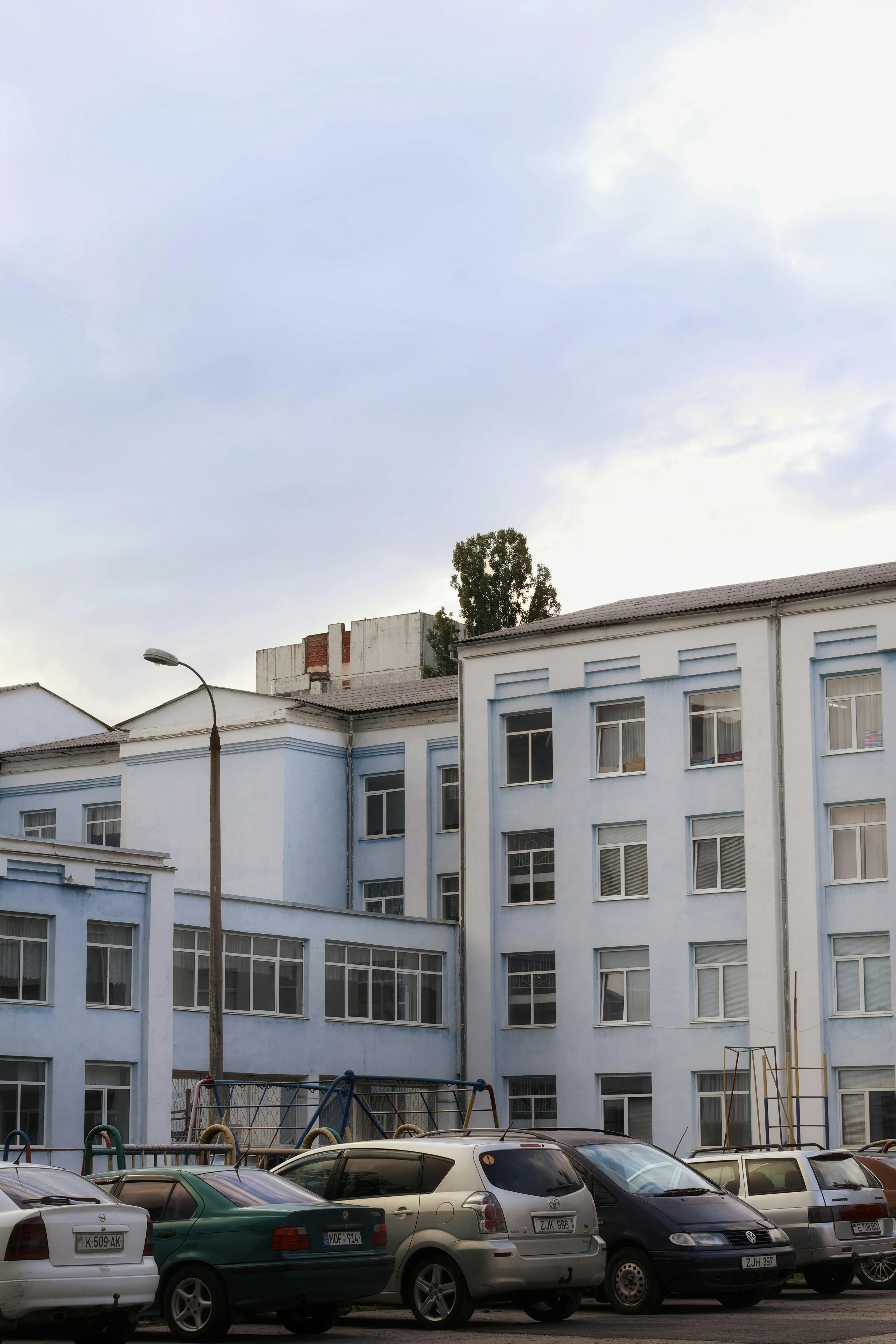 El aparcamiento de un edificio | Fuente: Pexels