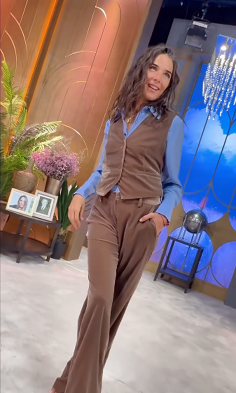 Juana Viale posando con un moderno conjunto de sastrería en terciopelo y seda | Fuente: Instagram/juanavialeoficial