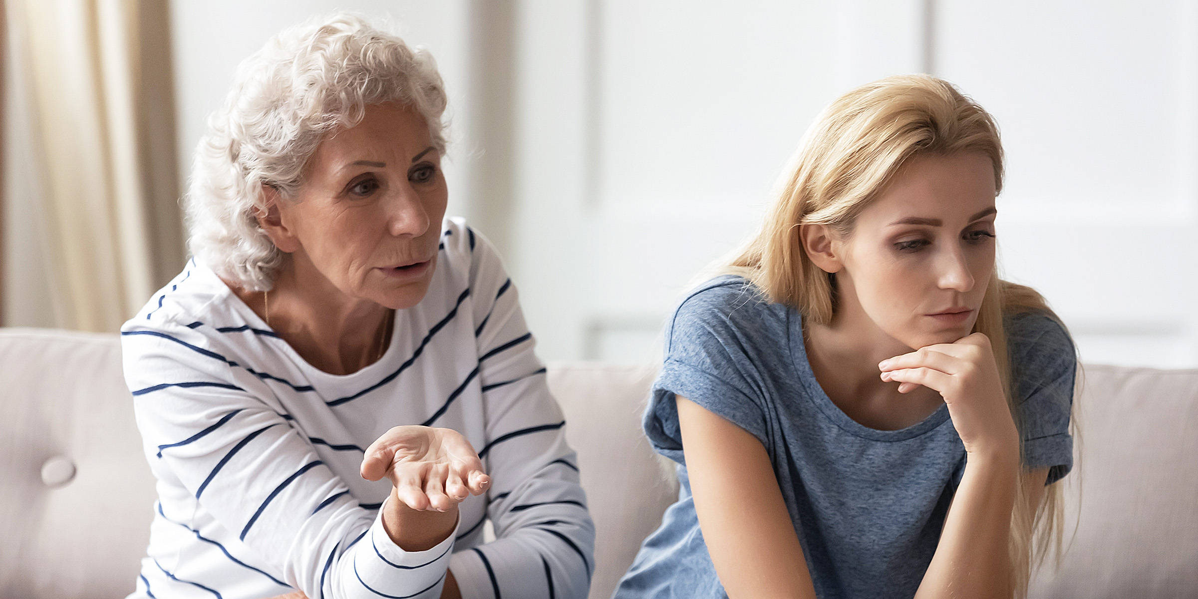Una mujer mayor hablando con su nuera | Fuente: Shutterstock