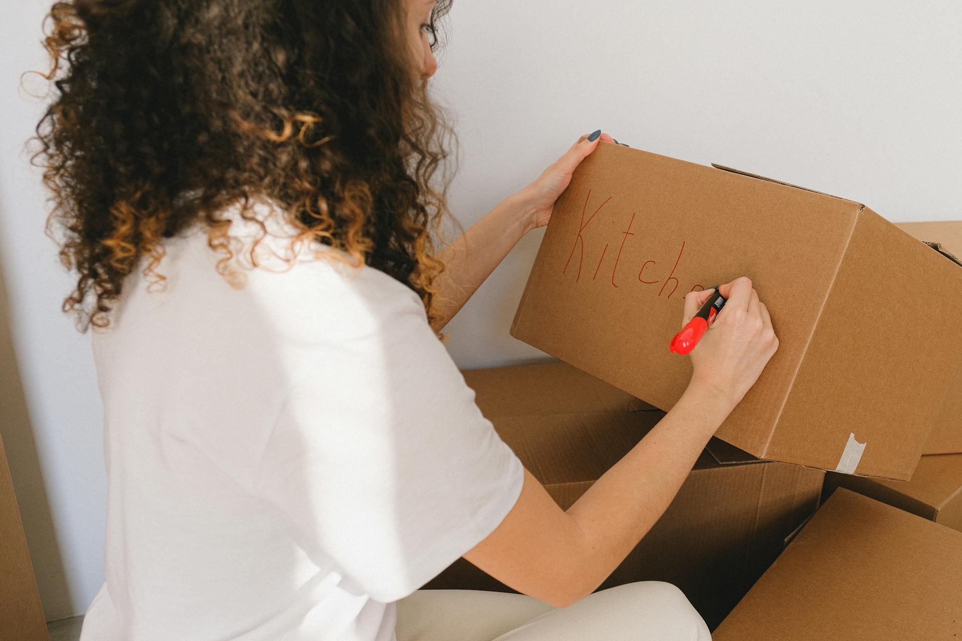 Una mujer etiquetando una caja | Fuente: Pexels