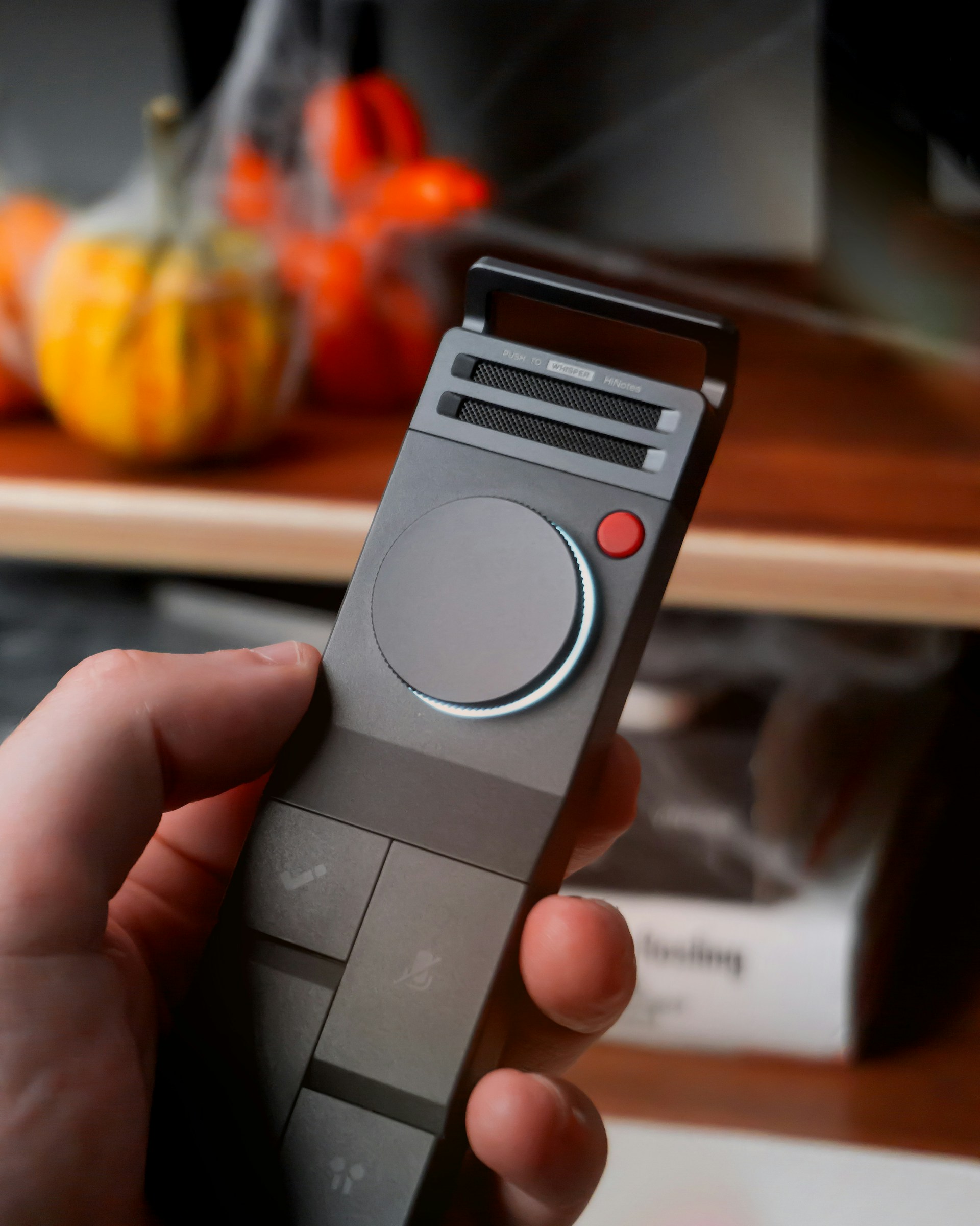 Una persona sujetando una grabadora de voz | Fuente: Unsplash