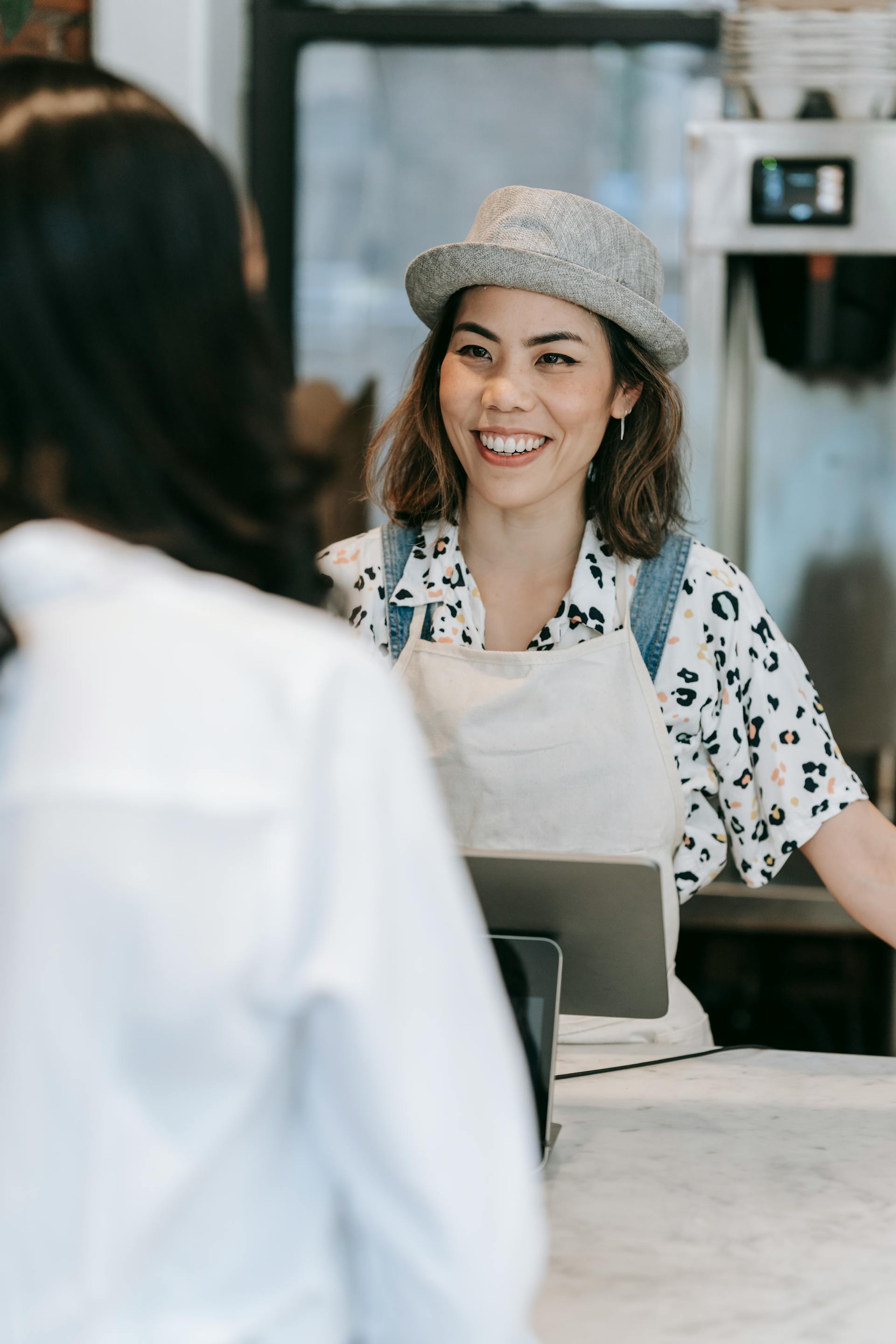 Una cajera sonriendo | Fuente: Pexels