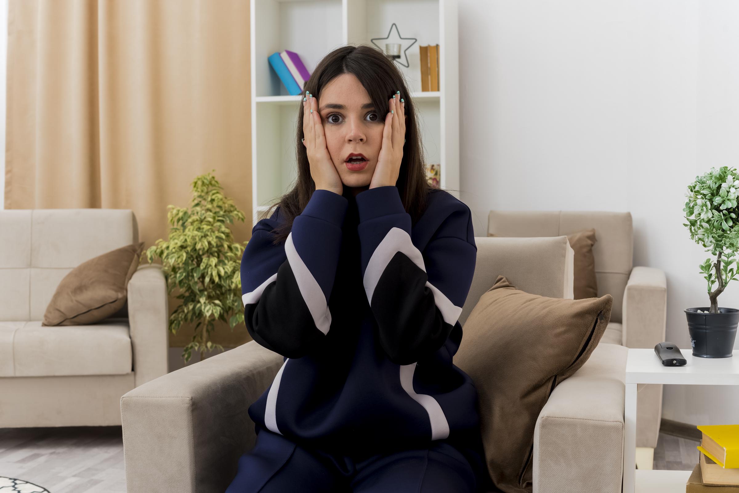 Una joven conmocionada sujetándose la cara | Fuente: Freepik