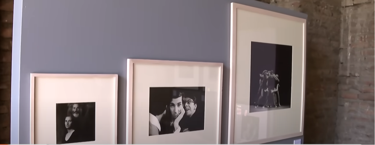 Fotografías enmarcadas del difunto actor Héctor Noguera | Fuente: YouTube/Teletrece