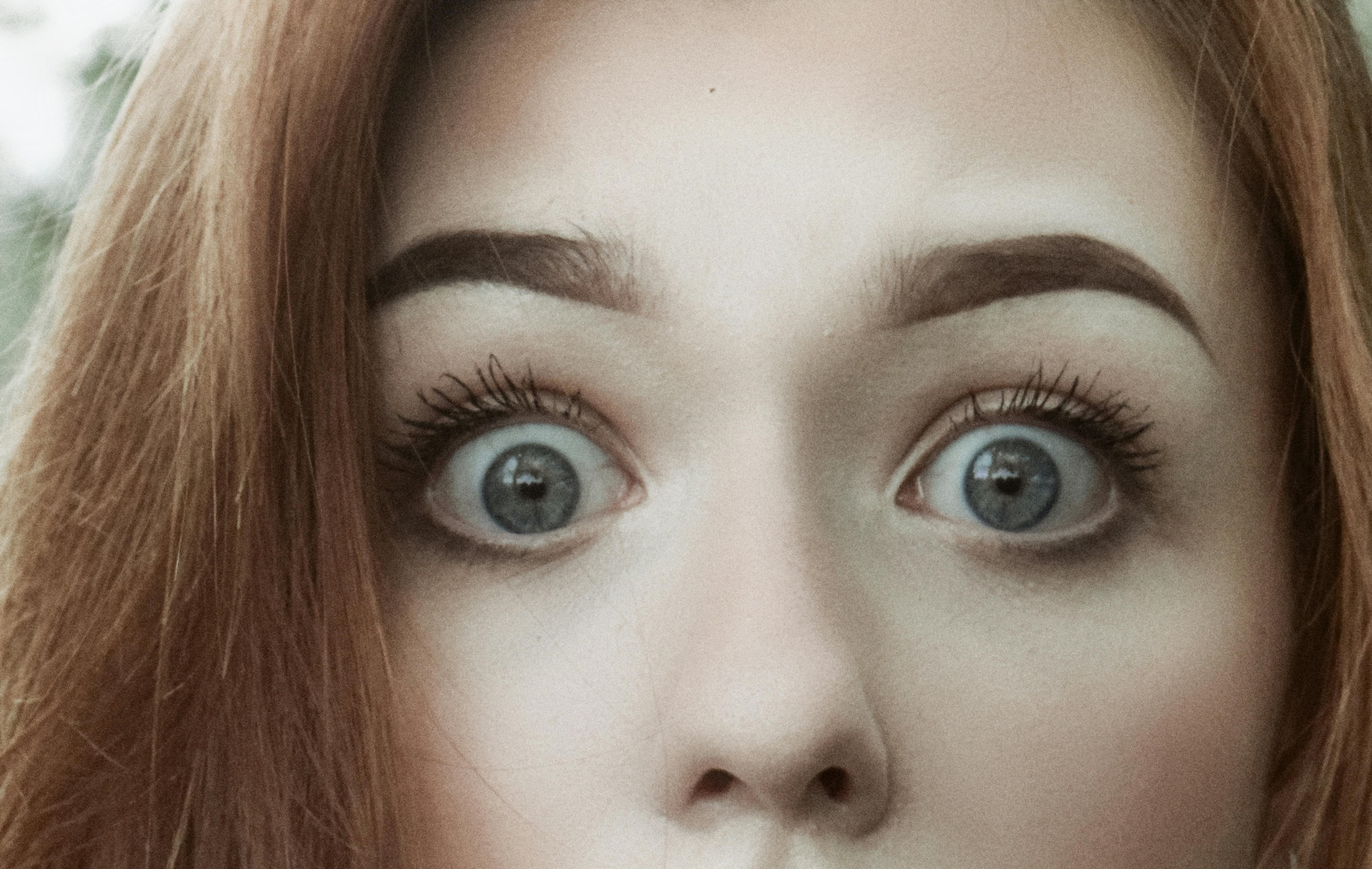 Una joven asustada | Fuente: Pexels